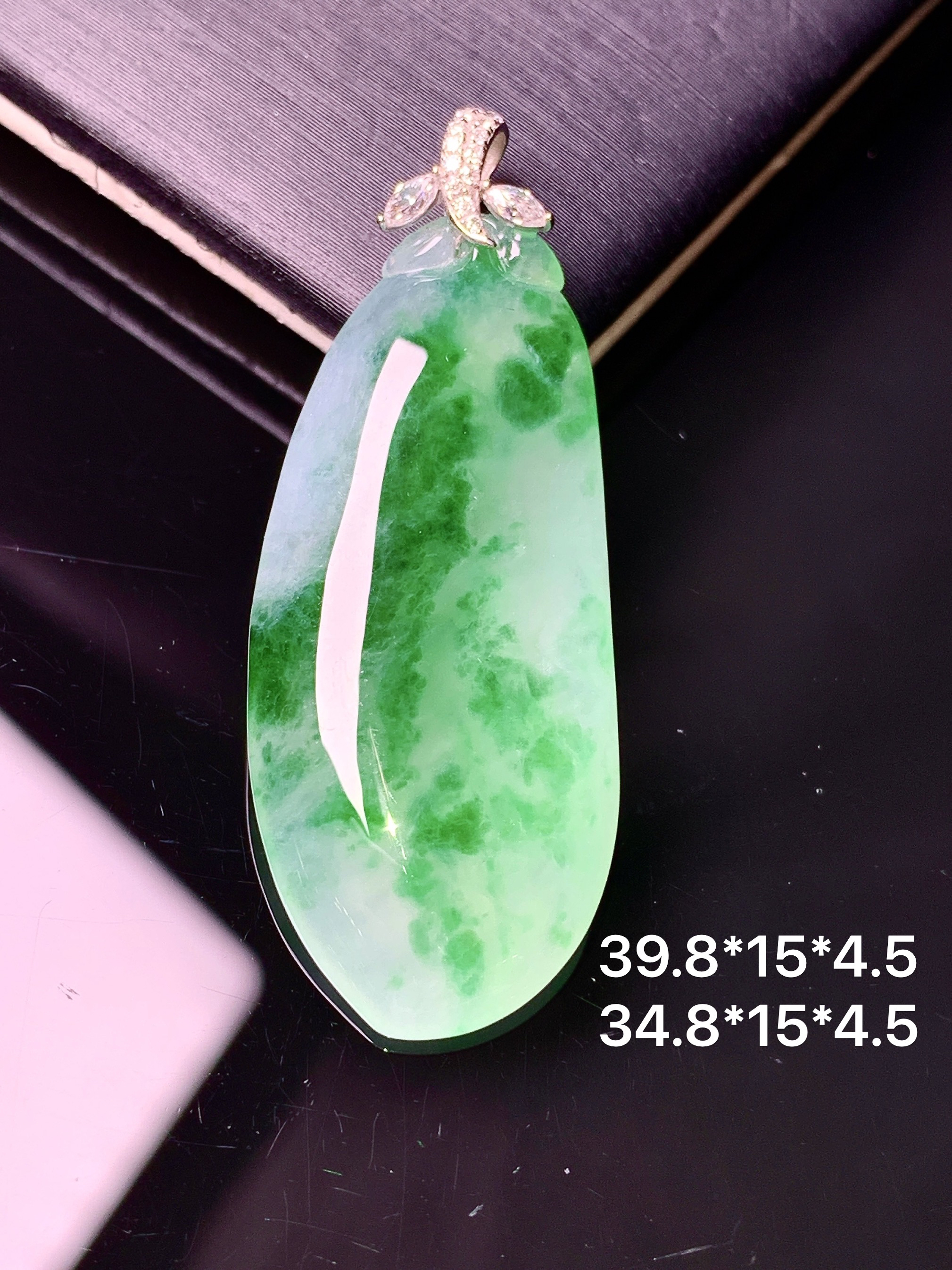 18k金钻镶嵌冰飘绿福瓜吊坠 玉质细腻 色泽艳丽清新 水润亮眼 整体尺寸39.8*15*4.5e1