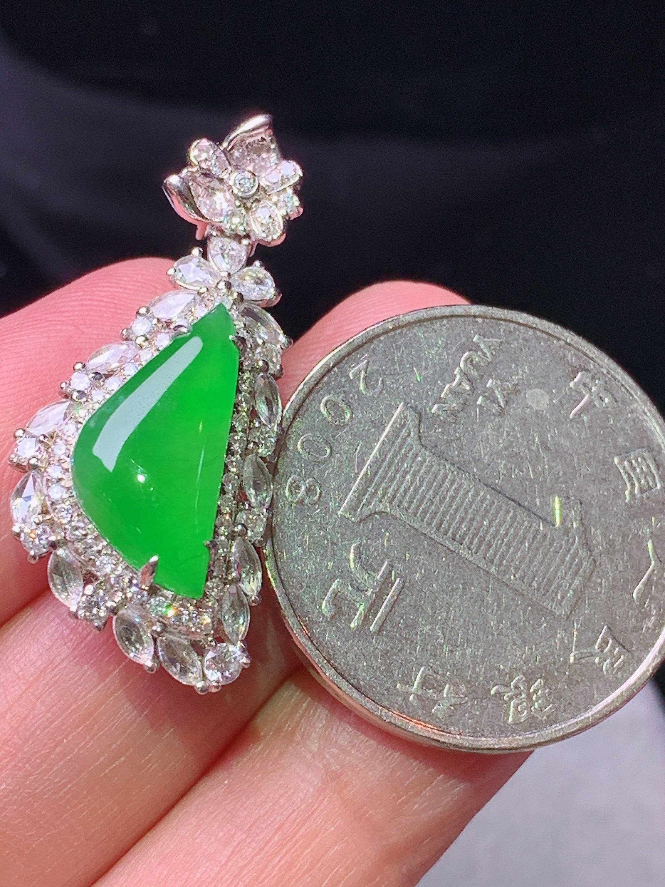 18k金钻镶嵌冰阳绿随形吊坠 玉质细腻 色泽艳丽清新 水润亮眼 整体尺寸32.5*14*9.5s1