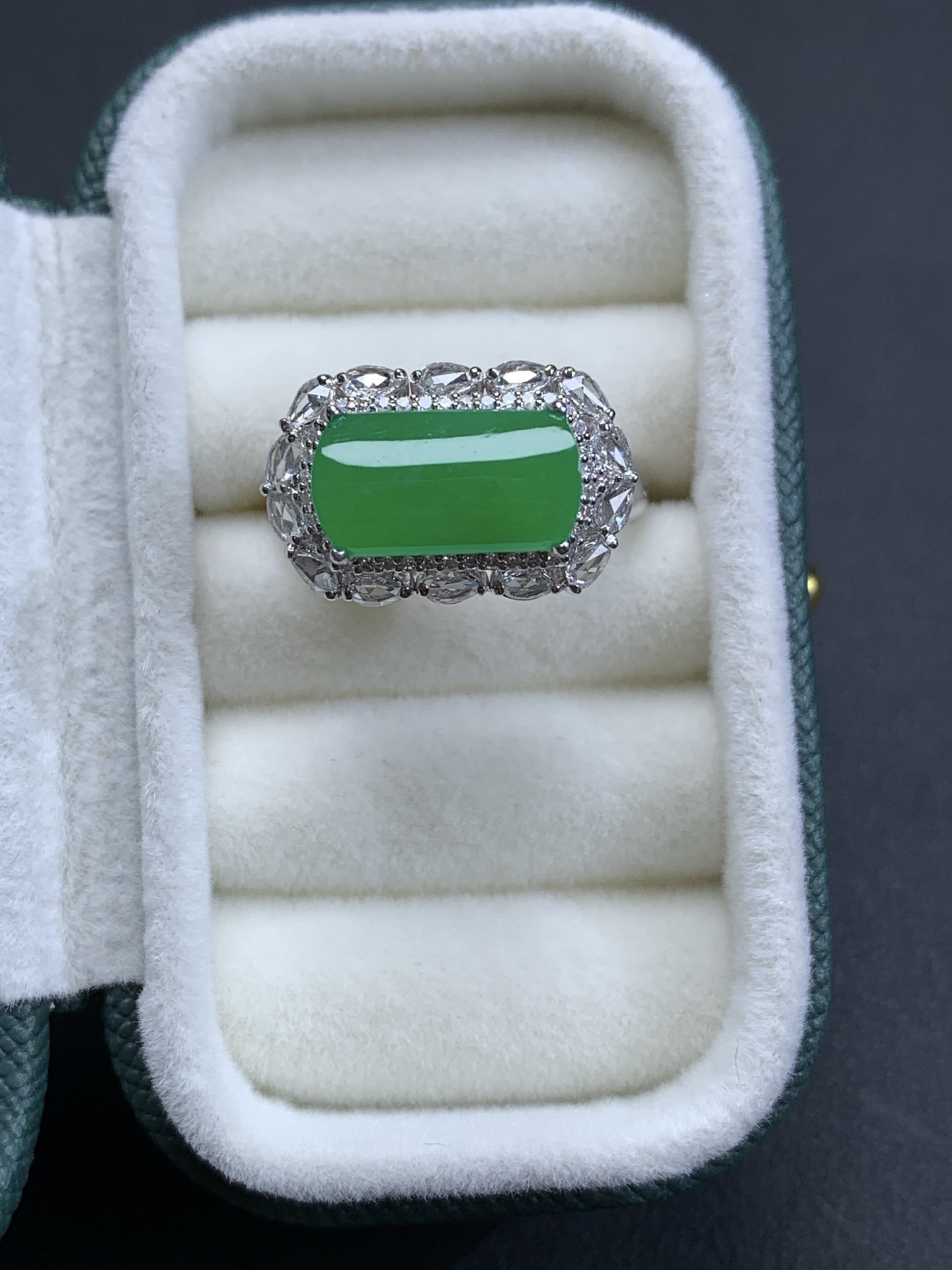 ️18k金钻镶嵌阳绿马鞍戒指17.8/11.2/10.4，裸石12.3/6.5/4