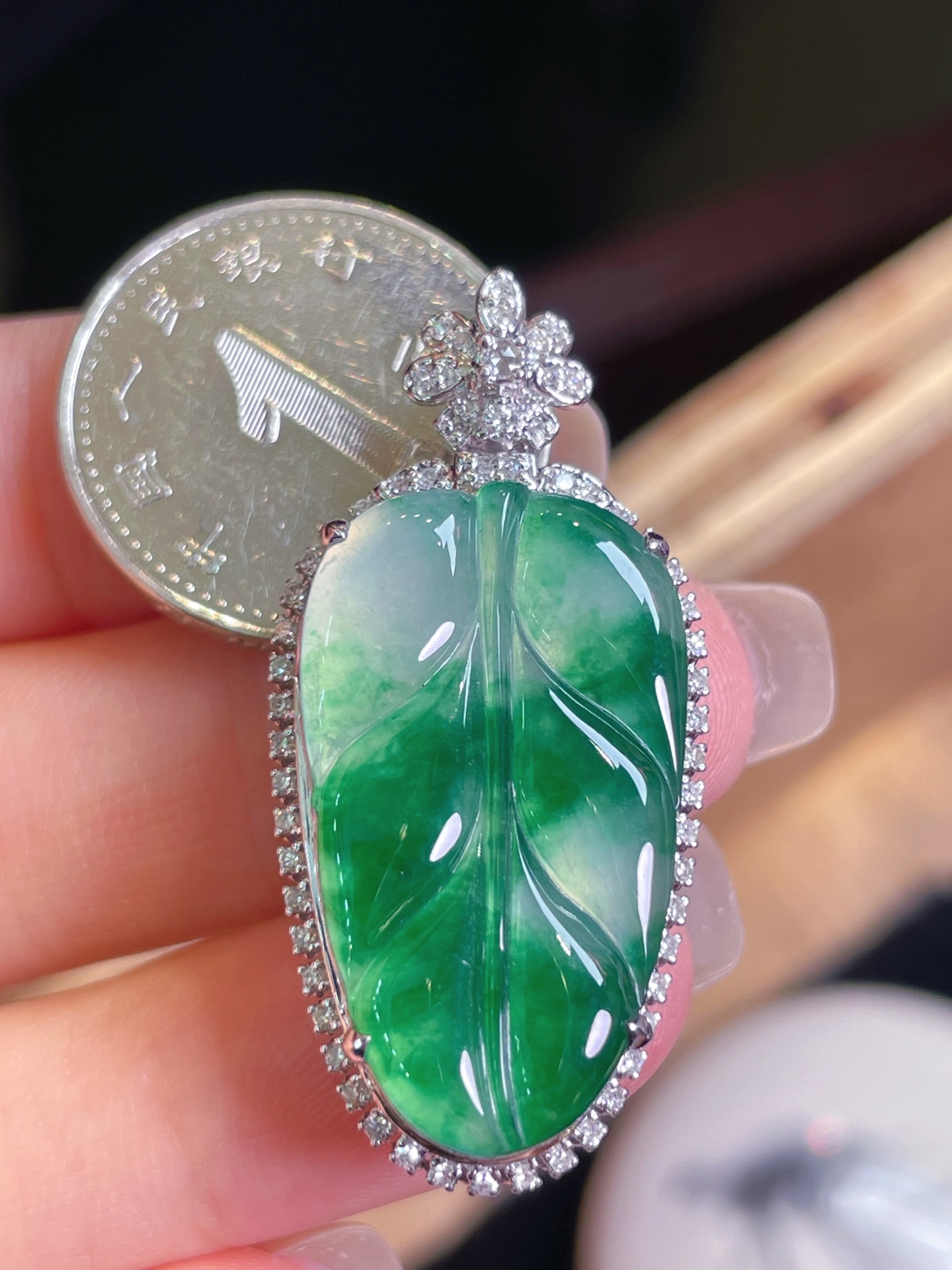 ️超值，翡翠A货 满绿，叶子吊坠，18k金镶嵌，冰润细腻，佩戴效果出众：38.1/18.3/8.9，裸石：26.9/15.8/3.5