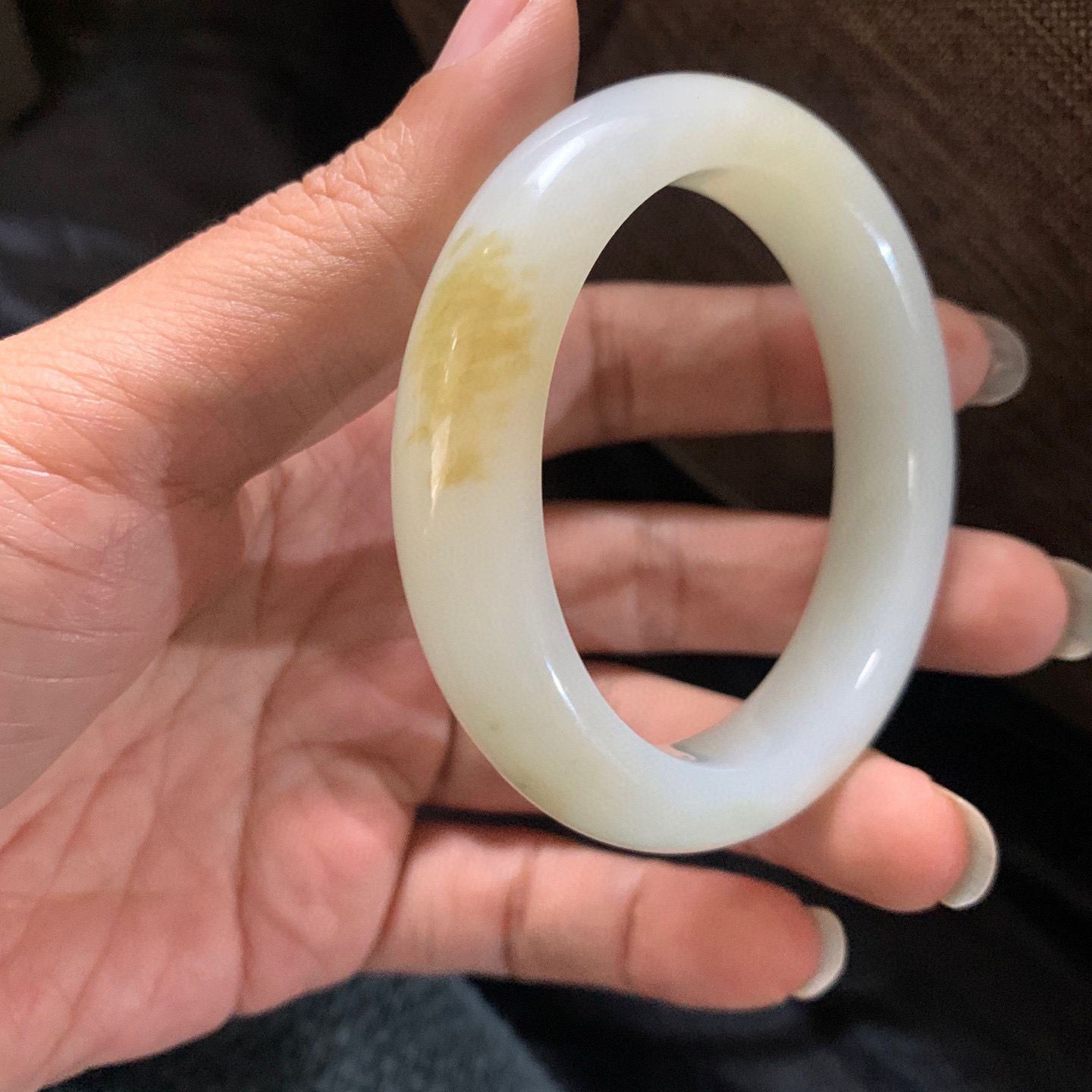 54.5圈口和田玉且末糖料宽版手镯，和田玉54.5圈口手镯，镯型古朴典雅。在诗情画意的雨巷相遇，你是我腕间的一抹风情，有你眸有深情.清风荡漾湖间静水，我愿俯身低眉，在烟波涟漪处