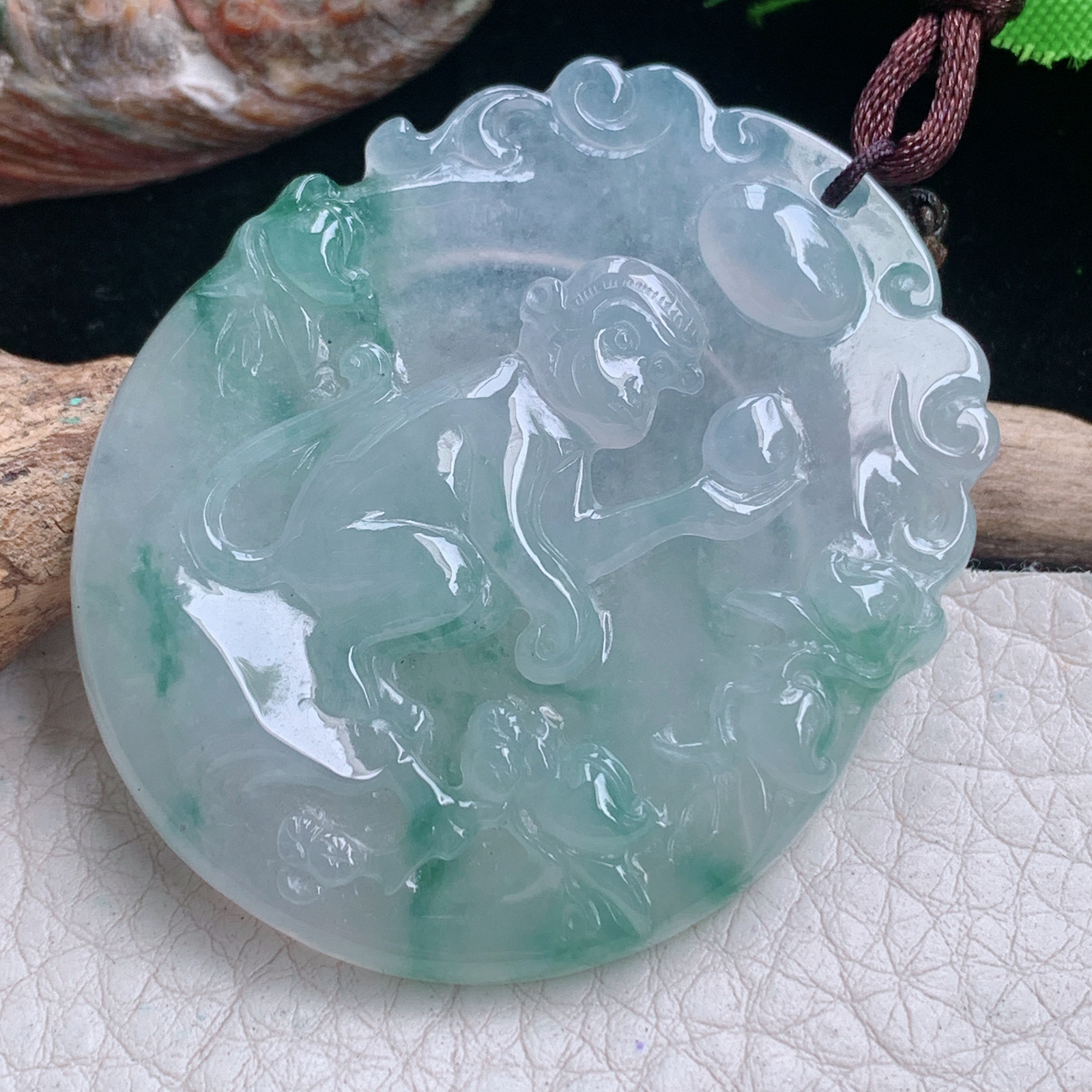 bg实拍51*43.5*5.5缅甸翡翠精雕冰飘花灵猴抱寿桃 生肖猴玉吊坠 玉挂件