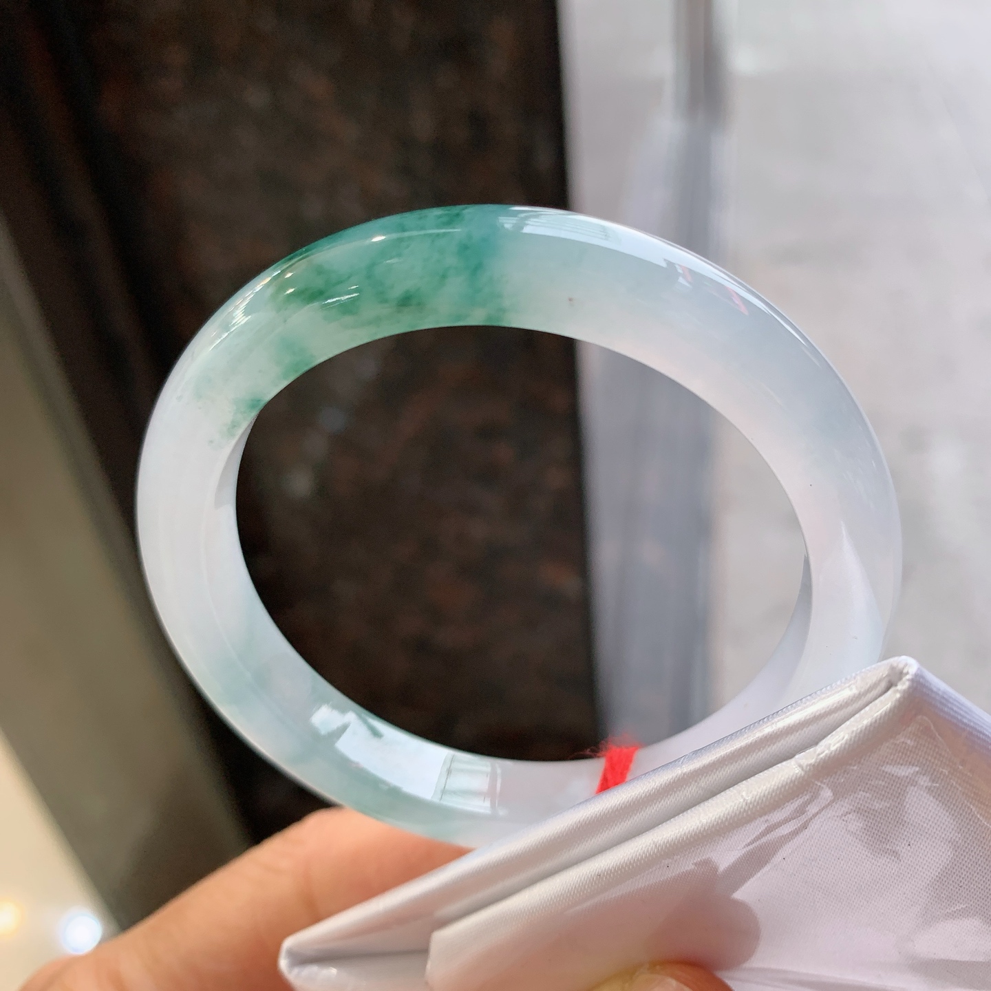 正圈冰种飘花，无裂，尺寸：52.3/8.8/7.8，冰润