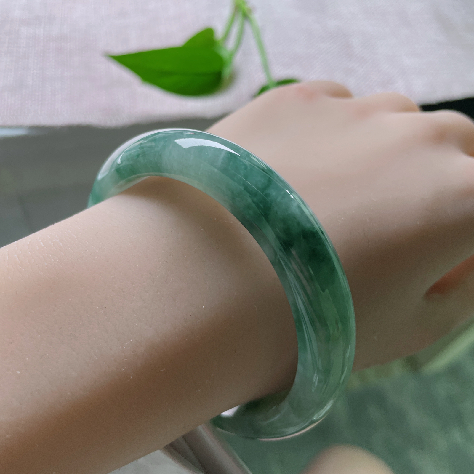 57/12.3/7.8，飘花正圈，水润细腻，佩戴沉稳内敛，不失大气婉约，ss51334a..