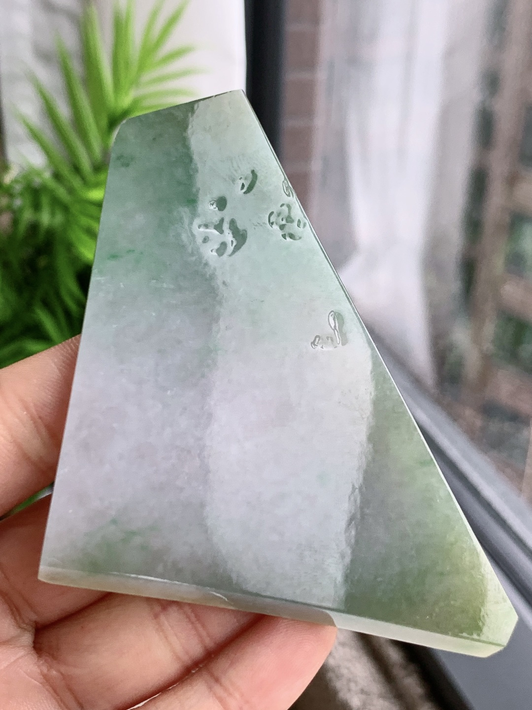 ️冰飘花/牌子料/片料/板料/特色料，可做牌子、人物、山水、动物、花件……等推荐参考，95.8/61.4/7.1，85.9克，材料优选，云栖玉砚，影落清川。此冰飘花料如一方未被惊扰的春日江洲，冰种底质澄澈如练，浅绿底色晕染着春水的柔，飘花似淡云漫过天际，自带浑然天成的禅意。它以开阔的形态诠释着“万象归心，顺势而为”的意趣，每一缕色泽与肌理，都是天地写就的留白，静待匠心点化，便成一方藏纳山河气象的清宁之境。