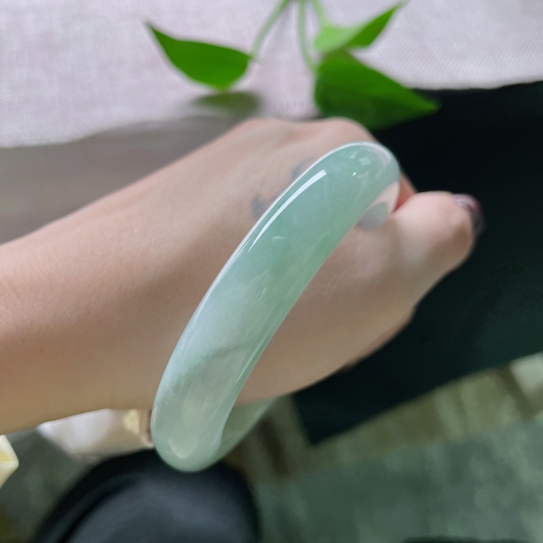 56.4/12.2/8.5，晴绿底正圈，水润，质地温润细腻，儒雅随和，无裂，ss50899a