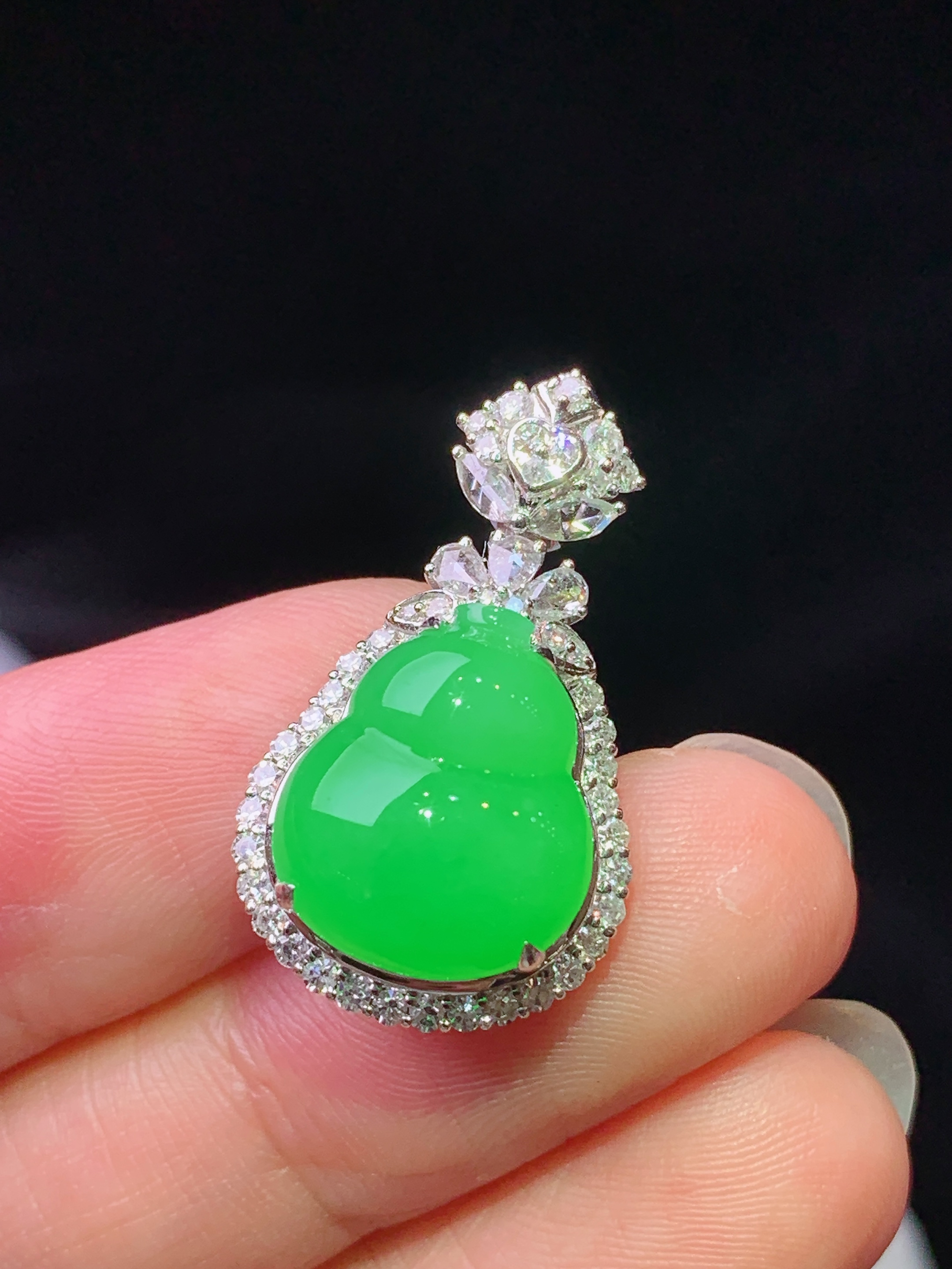 18k金钻镶嵌冰阳绿葫芦吊坠 玉质细腻 色泽艳丽清新 水润亮眼 整体尺寸25.8*14.6*9.8h1