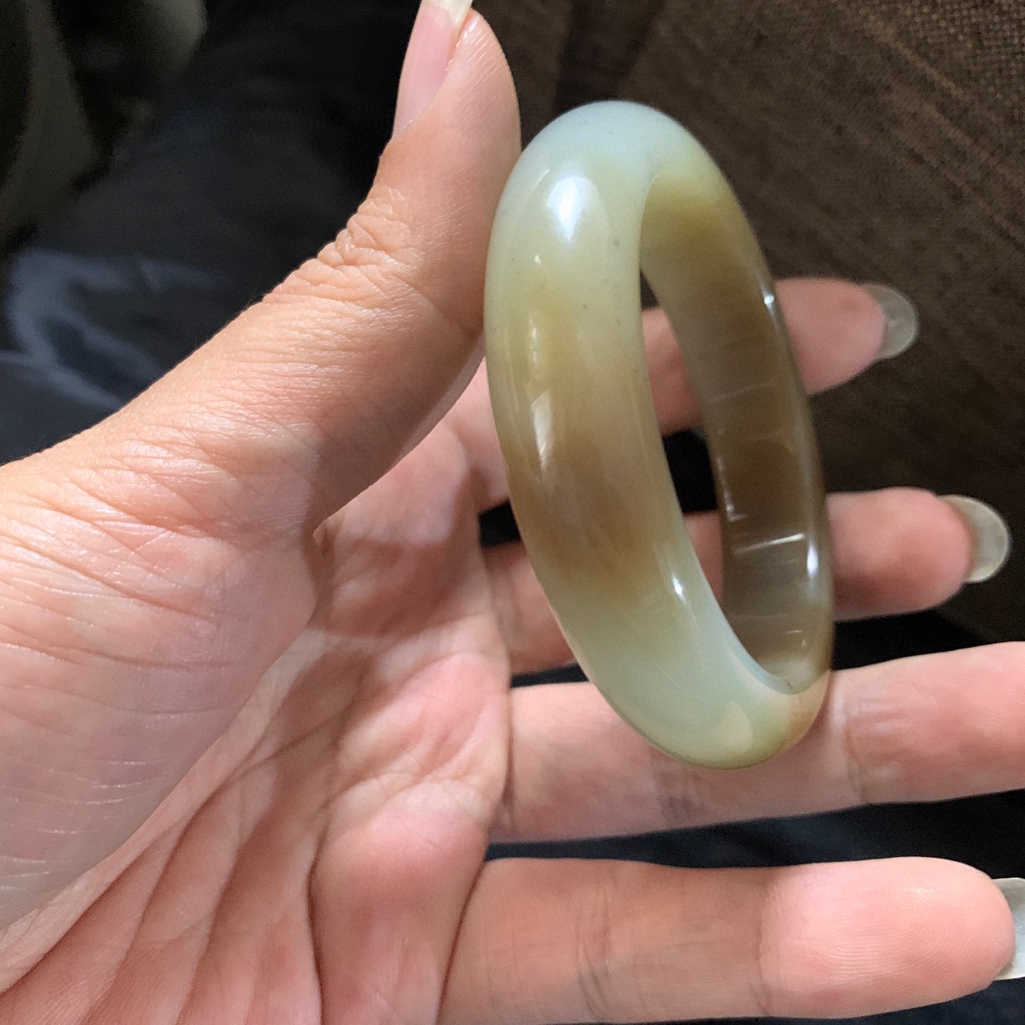 55圈口和田玉且末糖料宽版手镯，和田玉55圈口手镯，镯型古朴典雅。在诗情画意的雨巷相遇，你是我腕间的一抹风情，有你眸有深情.清风荡漾湖间静水，我愿俯身低眉，在烟波涟漪处寻