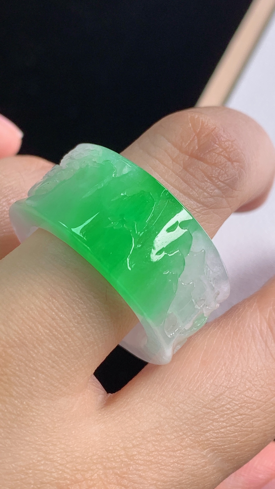 冰飘绿山水扳指，翠色灵动，水润细腻，无裂，尺寸:圈口24/20.4-12.6-4.3mm