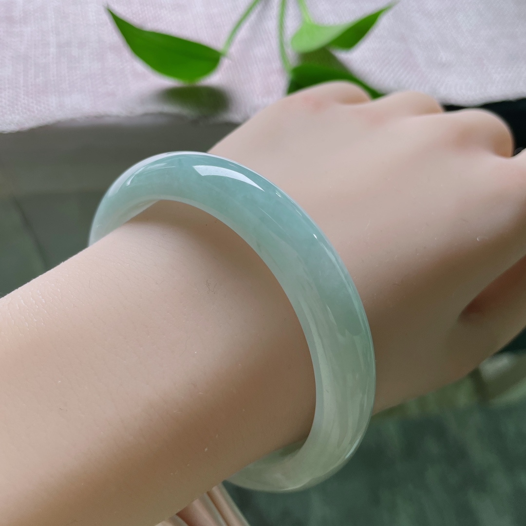 57.9/12.1/7.4，蓝底正圈，肉质细腻干净，把内心的一整片宁静戴腕间，无裂，ss51926a