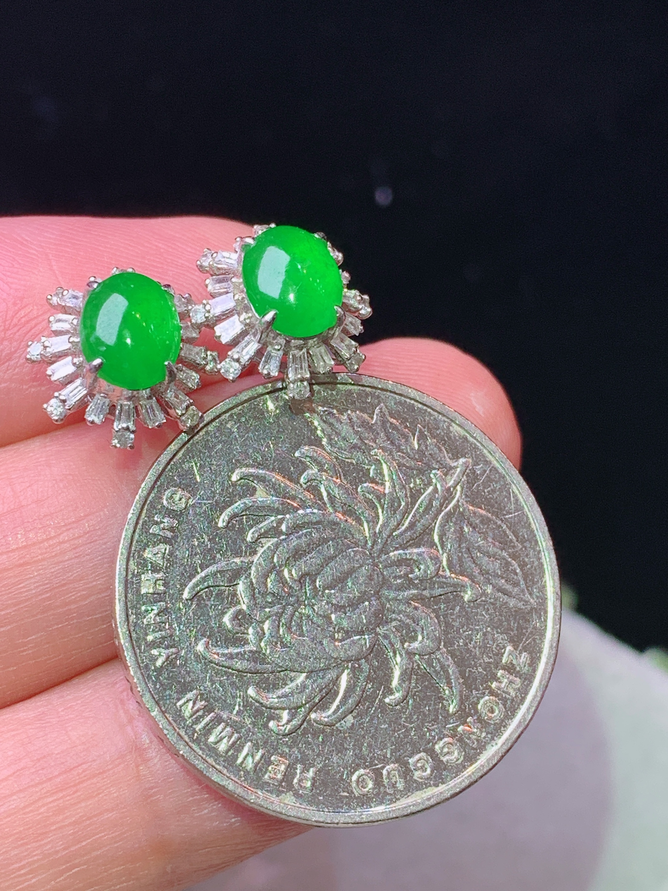 18k金钻镶嵌冰阳绿耳钉 玉质细腻 色泽艳丽清新 水润亮眼 整体尺寸11.2*10*6.8p1