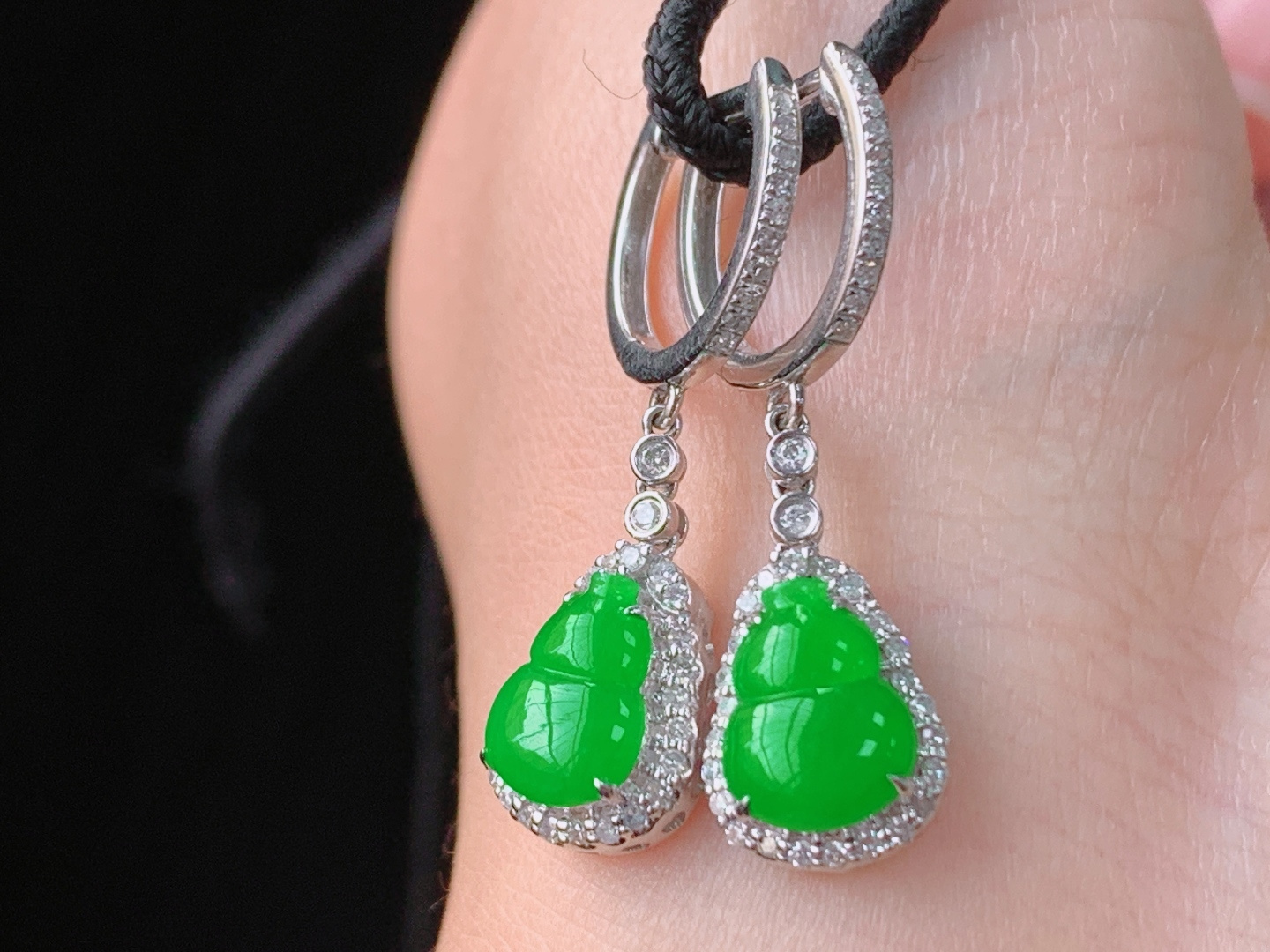 辣绿葫芦耳坠，18K重金镶嵌，色辣色艳，种色兼备，无裂，尺寸30.2/8.7/5.7，裸石8.6/6.6/2.6mm，21