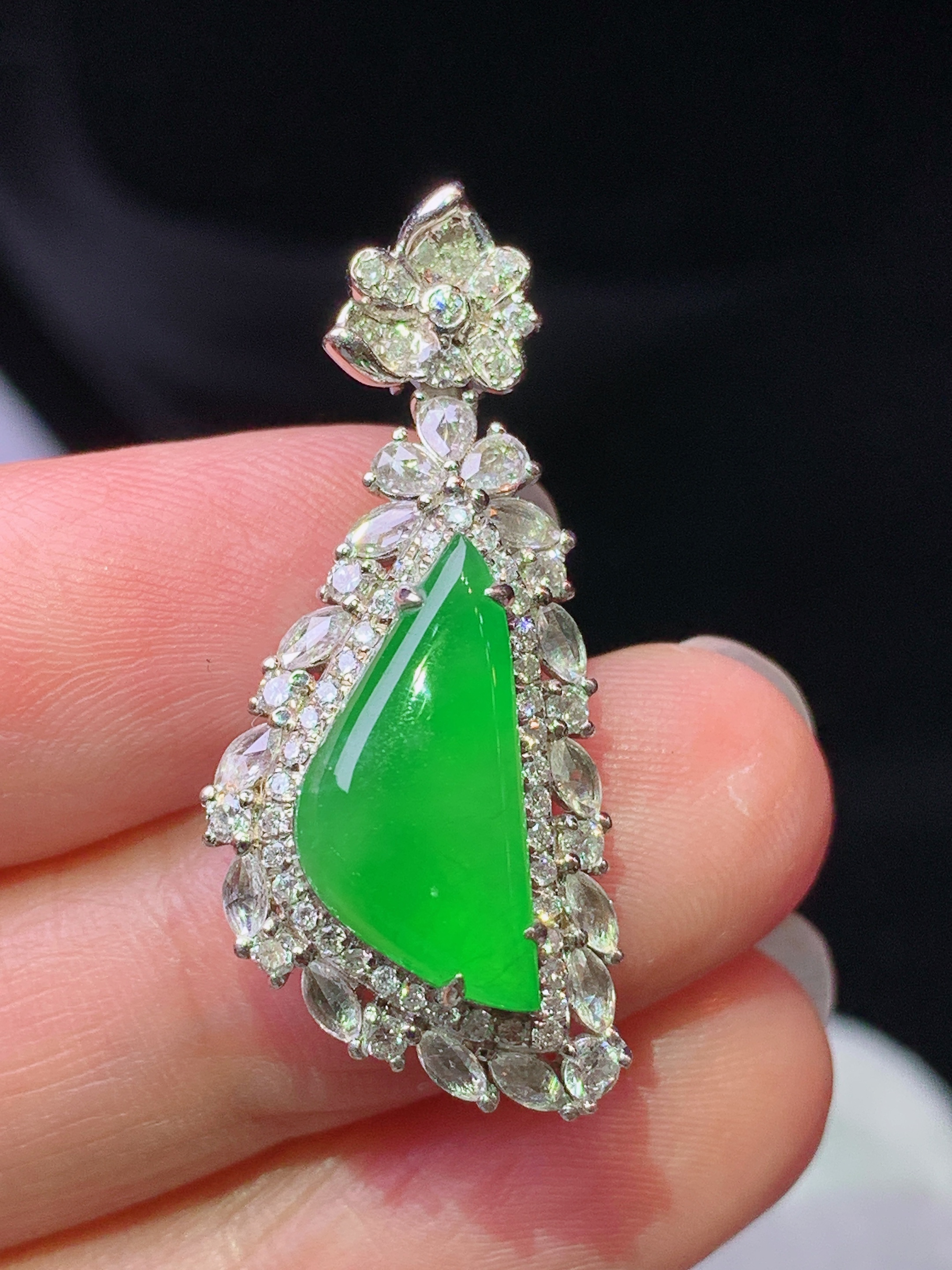 18k金钻镶嵌冰阳绿随形吊坠 玉质细腻 色泽艳丽清新 水润亮眼 整体尺寸32.5*14*9.5s1