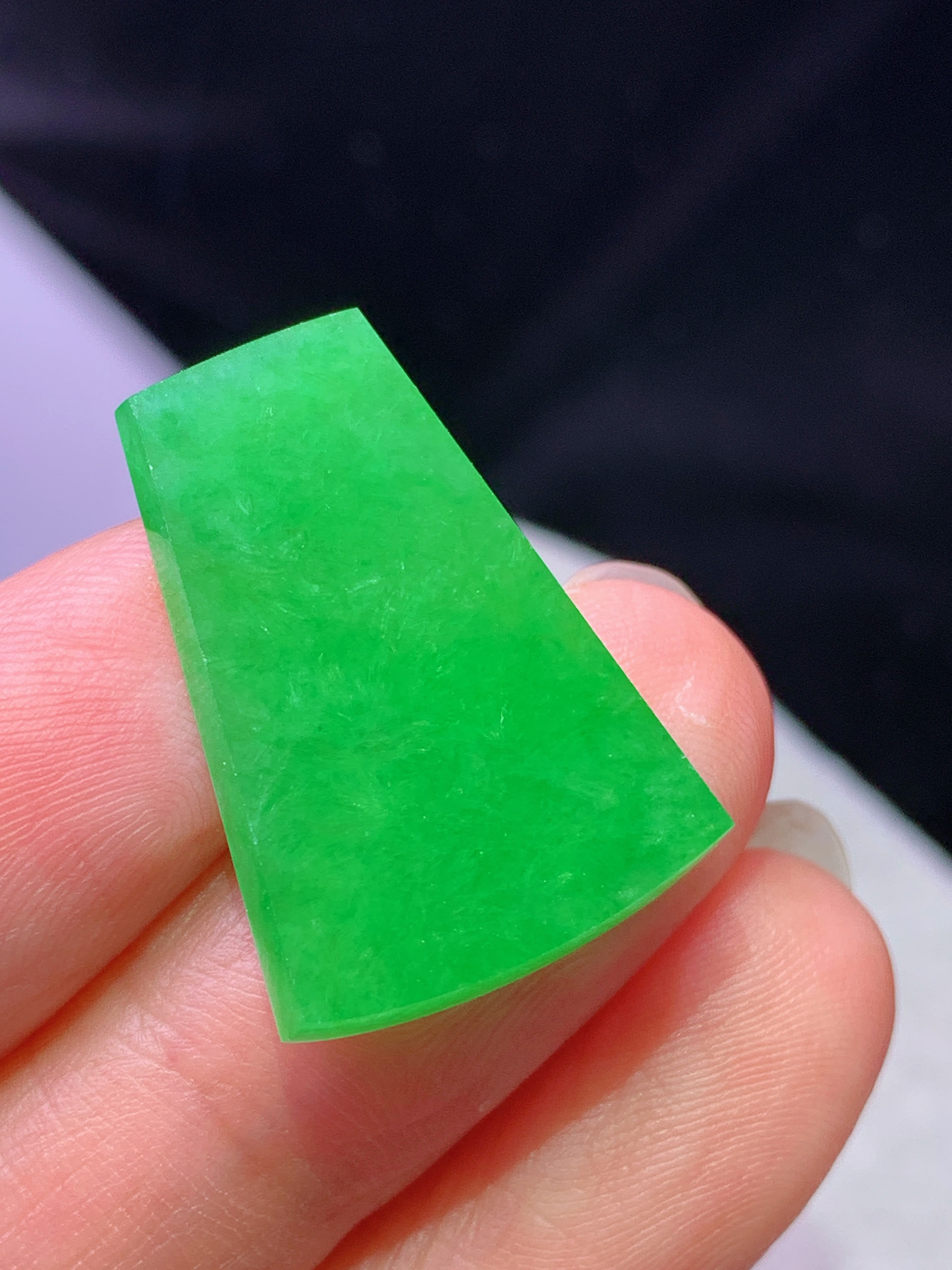 镶嵌款 阳绿无事牌吊坠 玉质细腻 色泽艳丽清新 水润亮眼 整体尺寸23*16.8*2.8m2