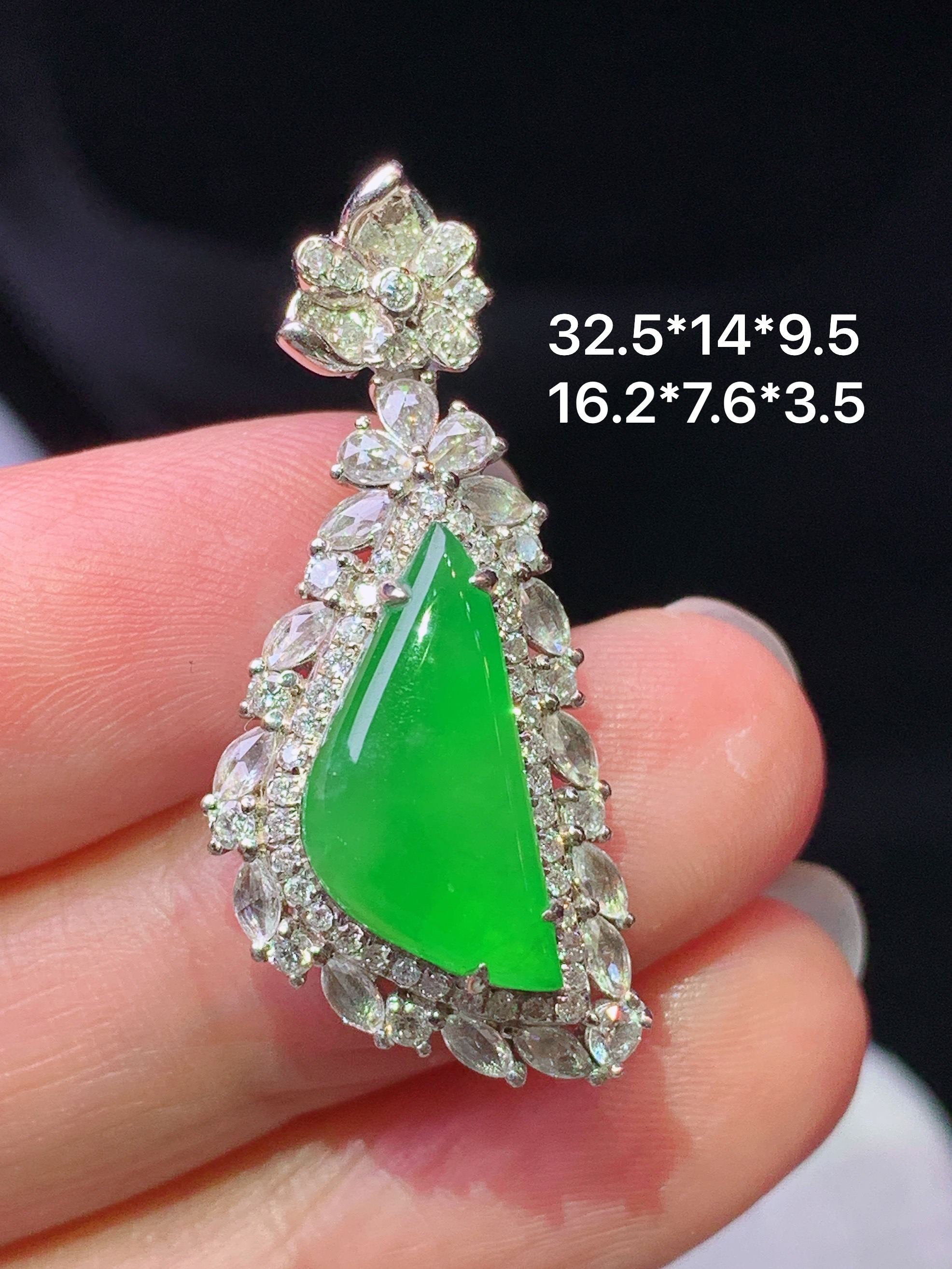 18k金钻镶嵌冰阳绿随形吊坠 玉质细腻 色泽艳丽清新 水润亮眼 整体尺寸32.5*14*9.5s1