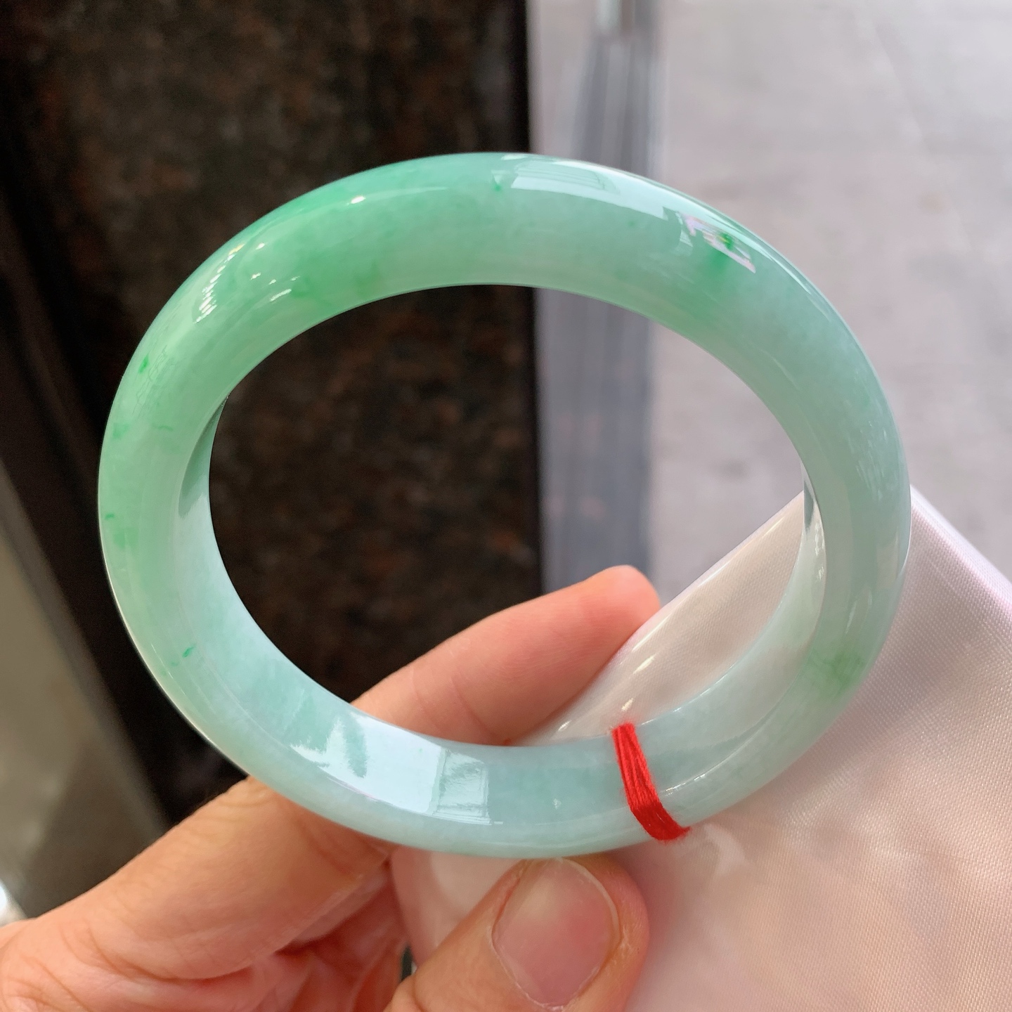 正圈飘绿，无裂，尺寸：59.5/12.6/8.6，大圈口