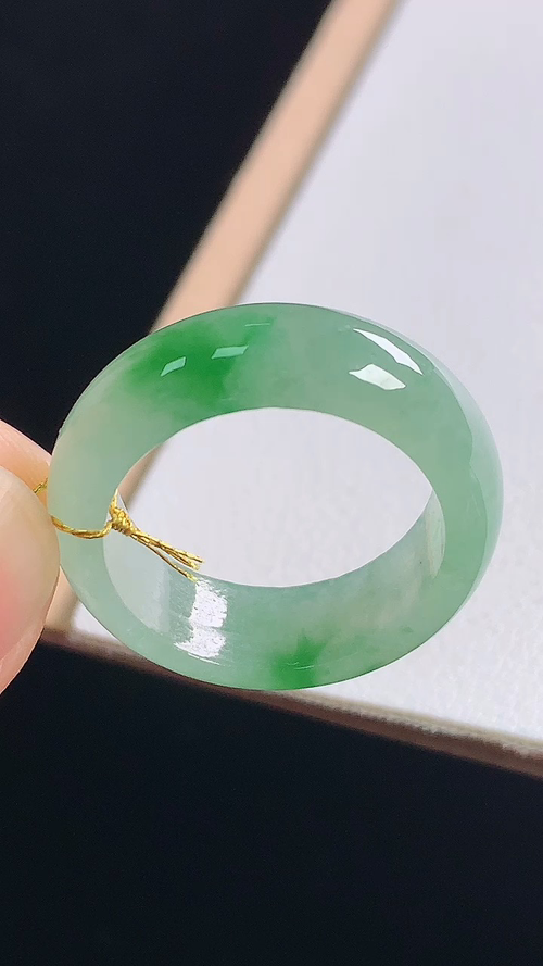 冰飘绿指环，无裂，尺寸:圈口16/17.8-6.9-3.2mm