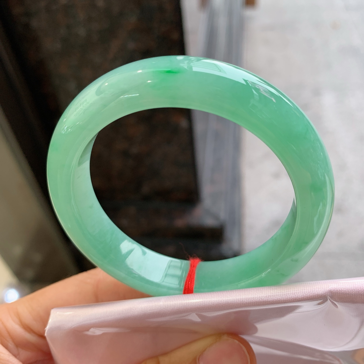 正圈飘绿，无裂，尺寸：54.5/13/9，细腻