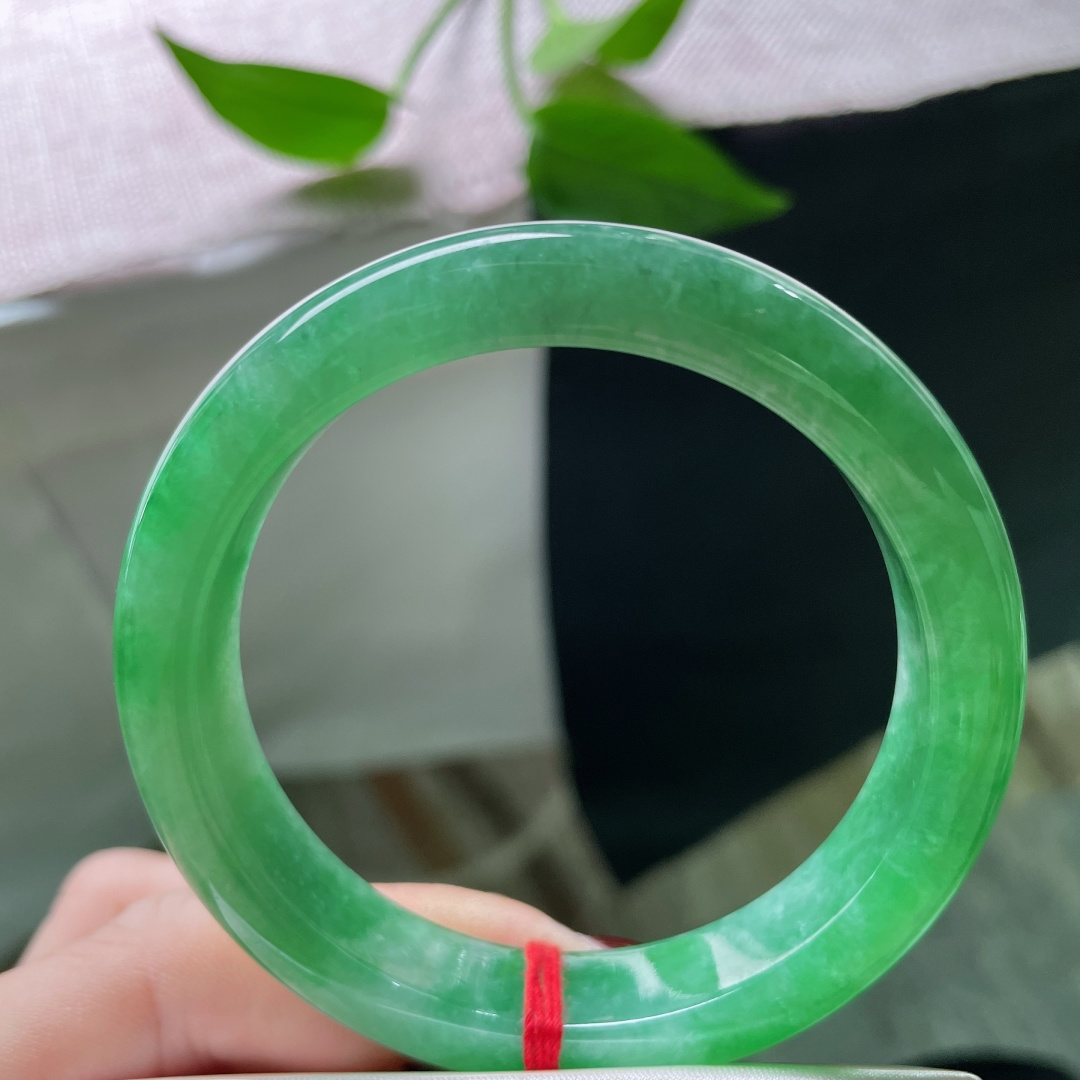 55/11.6/8.4绿底正圈，水头好，一镯碧色，清透入心。经典传承之美，无裂，ss51696a