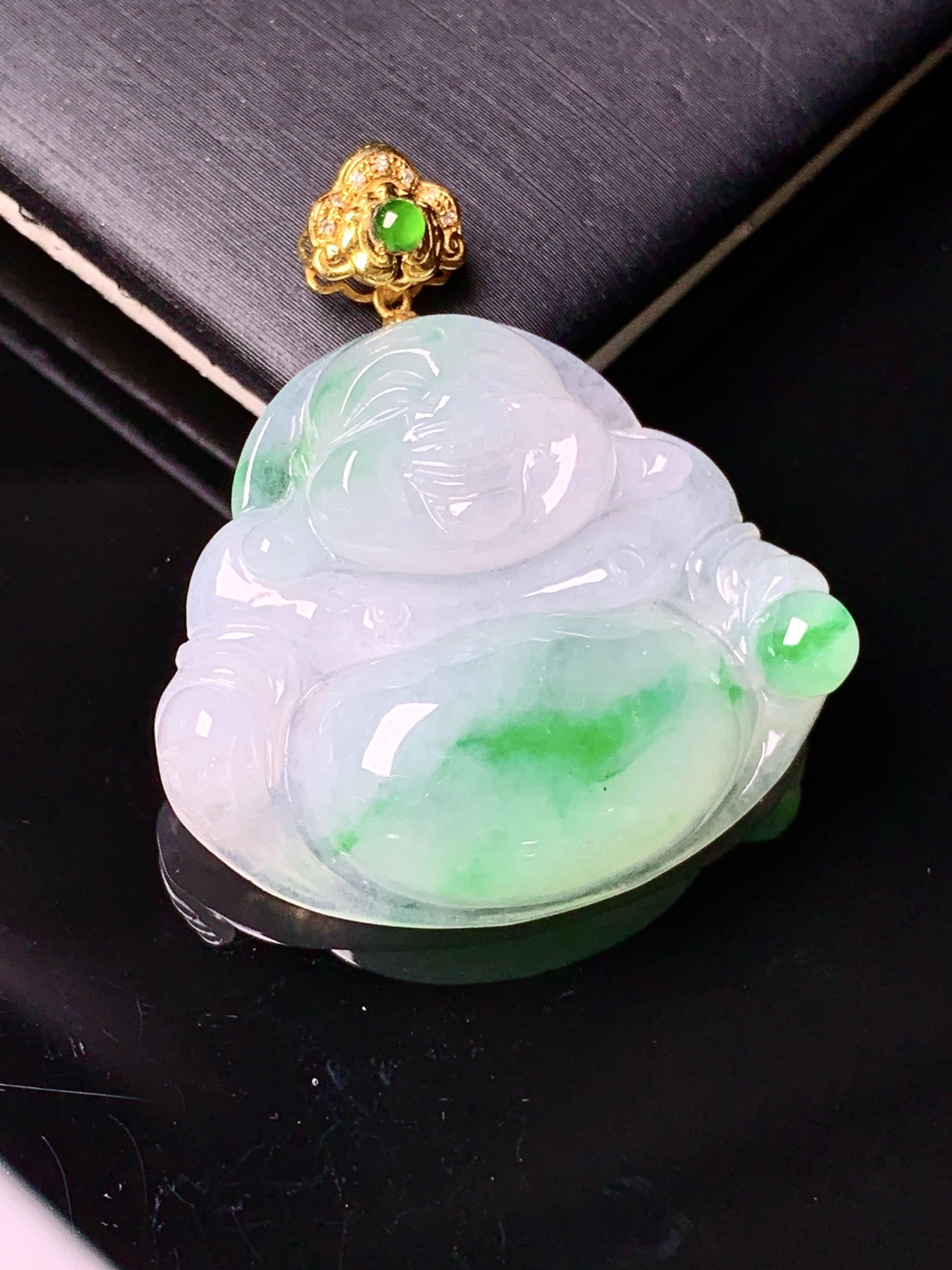 18k金镶嵌飘绿佛公吊坠 玉质细腻 色泽艳丽清新 水润亮眼 整体尺寸32.5*28.3*6.5x1