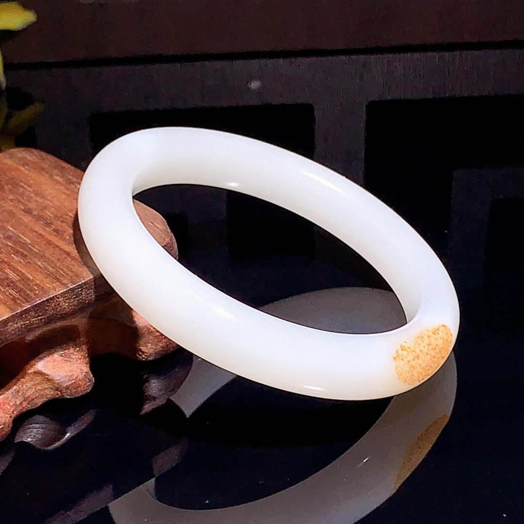 和田玉55圈羊脂白手镯！撒金皮，玉质细腻油润 底色纯净 无裂无黑 脂粉好，品质高。