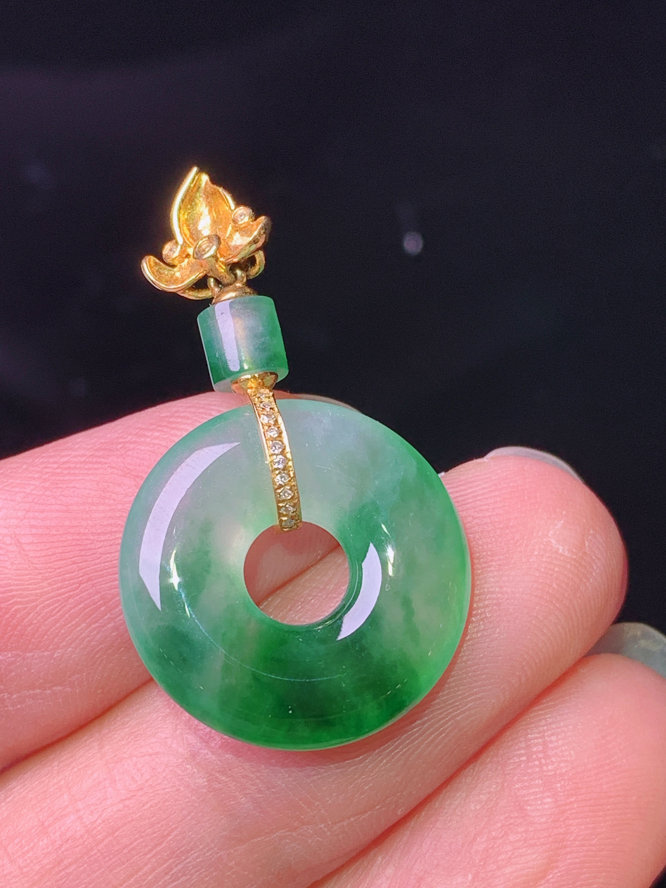 18k金镶嵌飘绿平安环吊坠 玉质细腻 色泽艳丽清新 水润亮眼 整体尺寸29*17*3.5m1