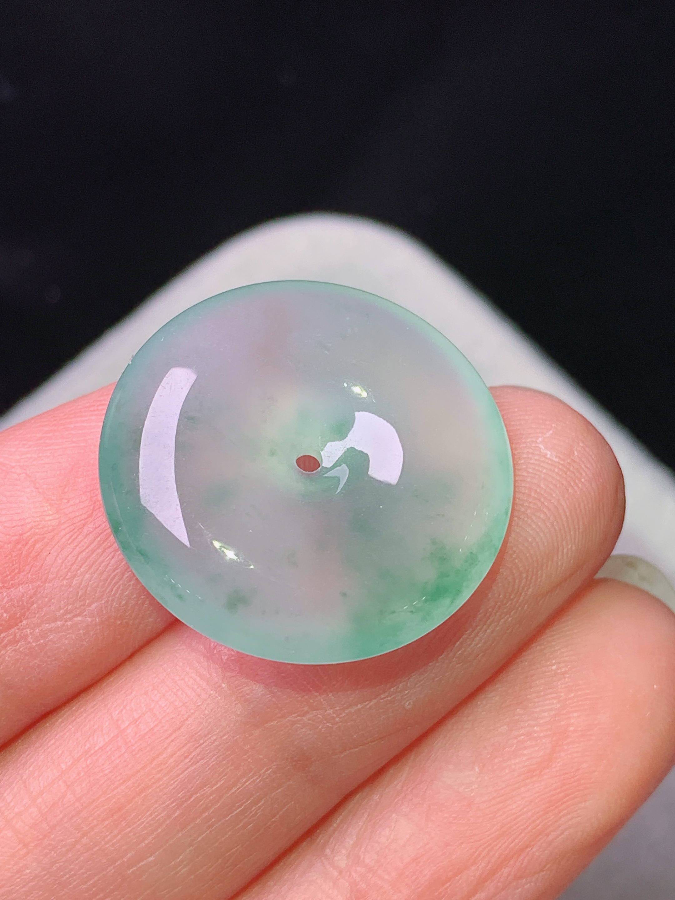 冰飘绿花平安扣吊坠 玉质细腻 色泽艳丽清新 水润亮眼 整体尺寸21.6*5.6x1