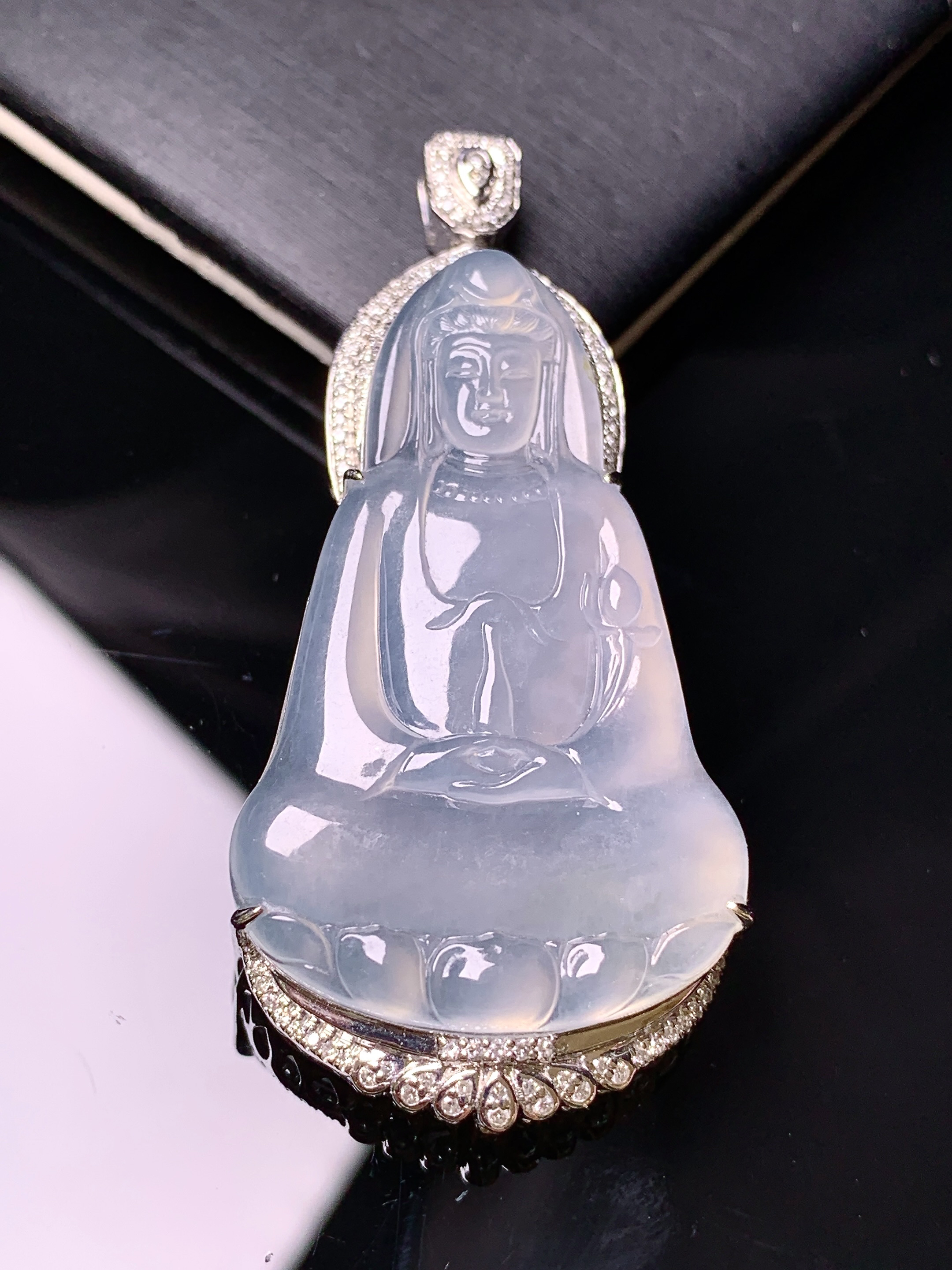 18k金钻镶嵌冰种观音菩萨吊坠 玉质细腻 色泽艳丽清新 水润亮眼 整体尺寸53*24*8.5g2