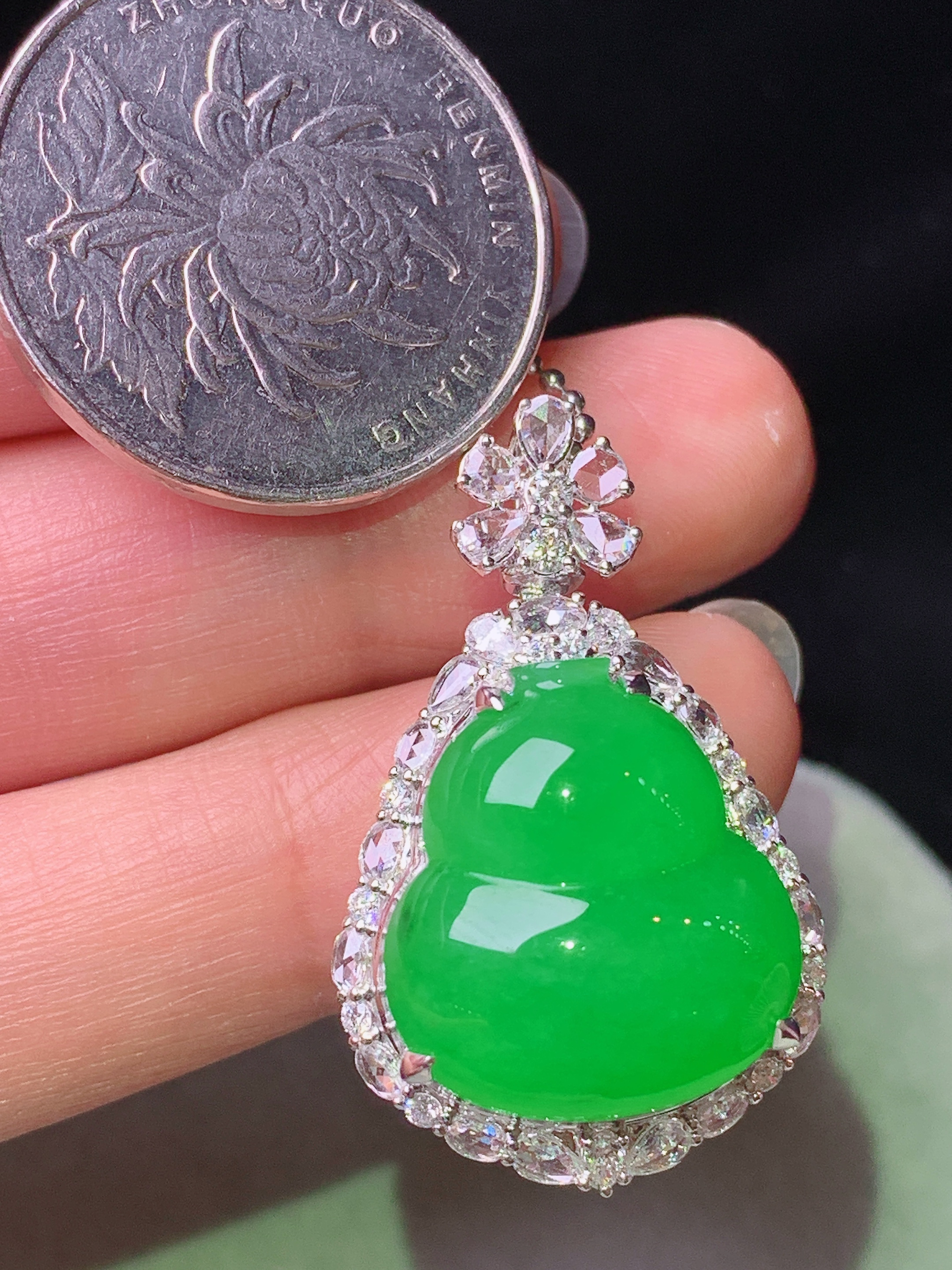 18k金钻镶嵌冰阳绿葫芦吊坠 玉质细腻 色泽艳丽清新 水润亮眼 整体尺寸32.6*20*13.8h2