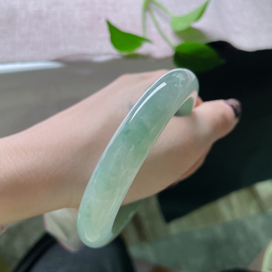 63.8/12.2/9.1，冰种油润正圈，大圈口，油润有光泽，清透泛光，有内涵，无裂，ss51115a