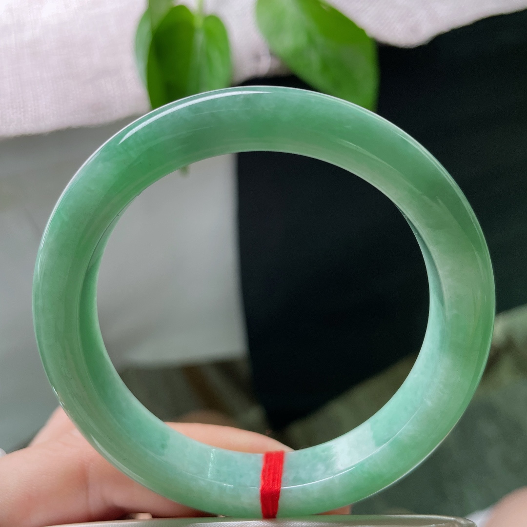 55.8/11.8/8.5绿底正圈，水润细腻，窄条，青春洋溢，甜美，有棉线，ss50833a