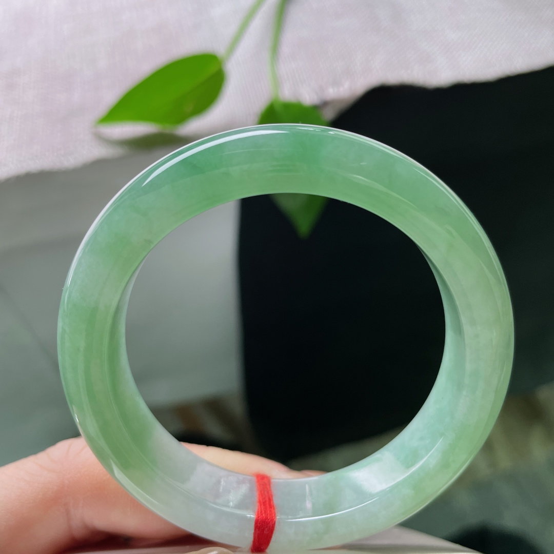 52.5/12.2/8.8绿底正圈，水润细腻，一眼即见的东方美，江南雨后，贵气，一点皮纹，ss519