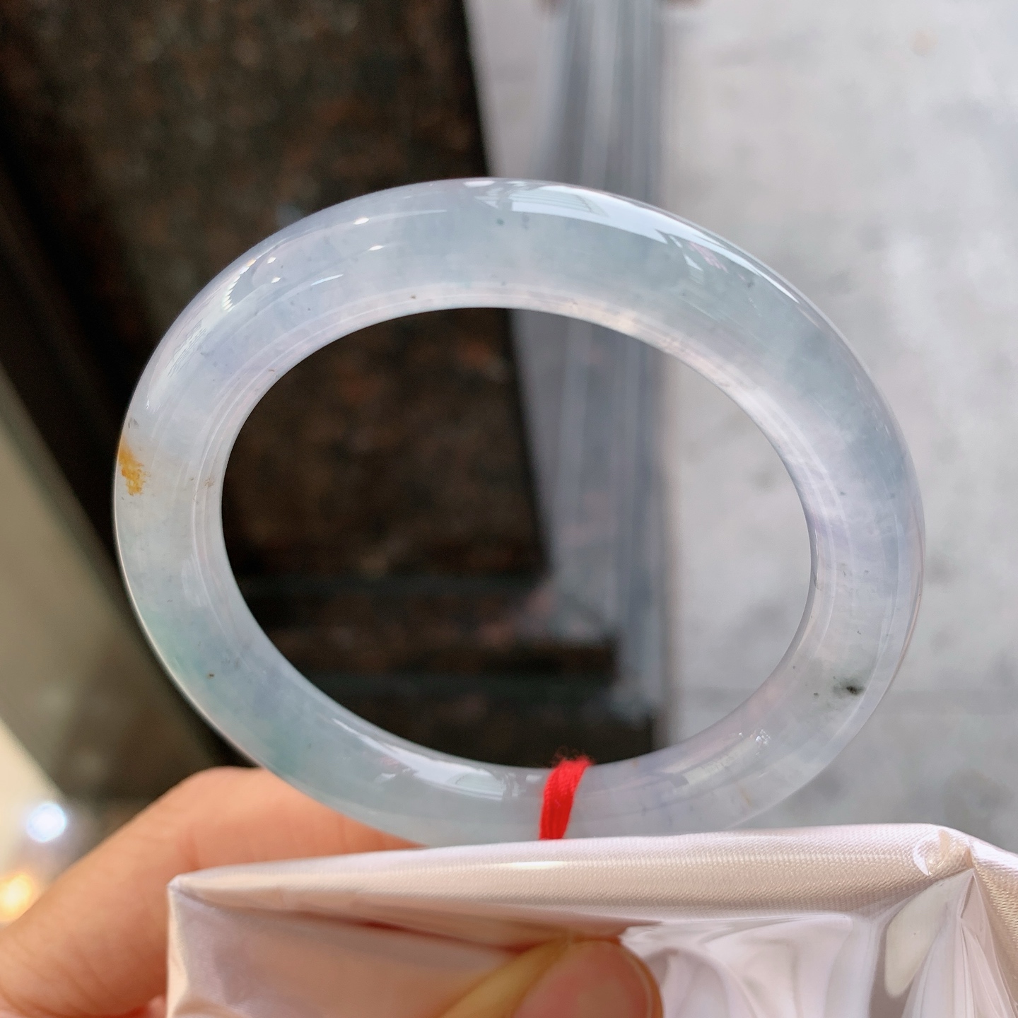 圆条冰种带黄翡，无裂，尺寸：52.3/9.2/9