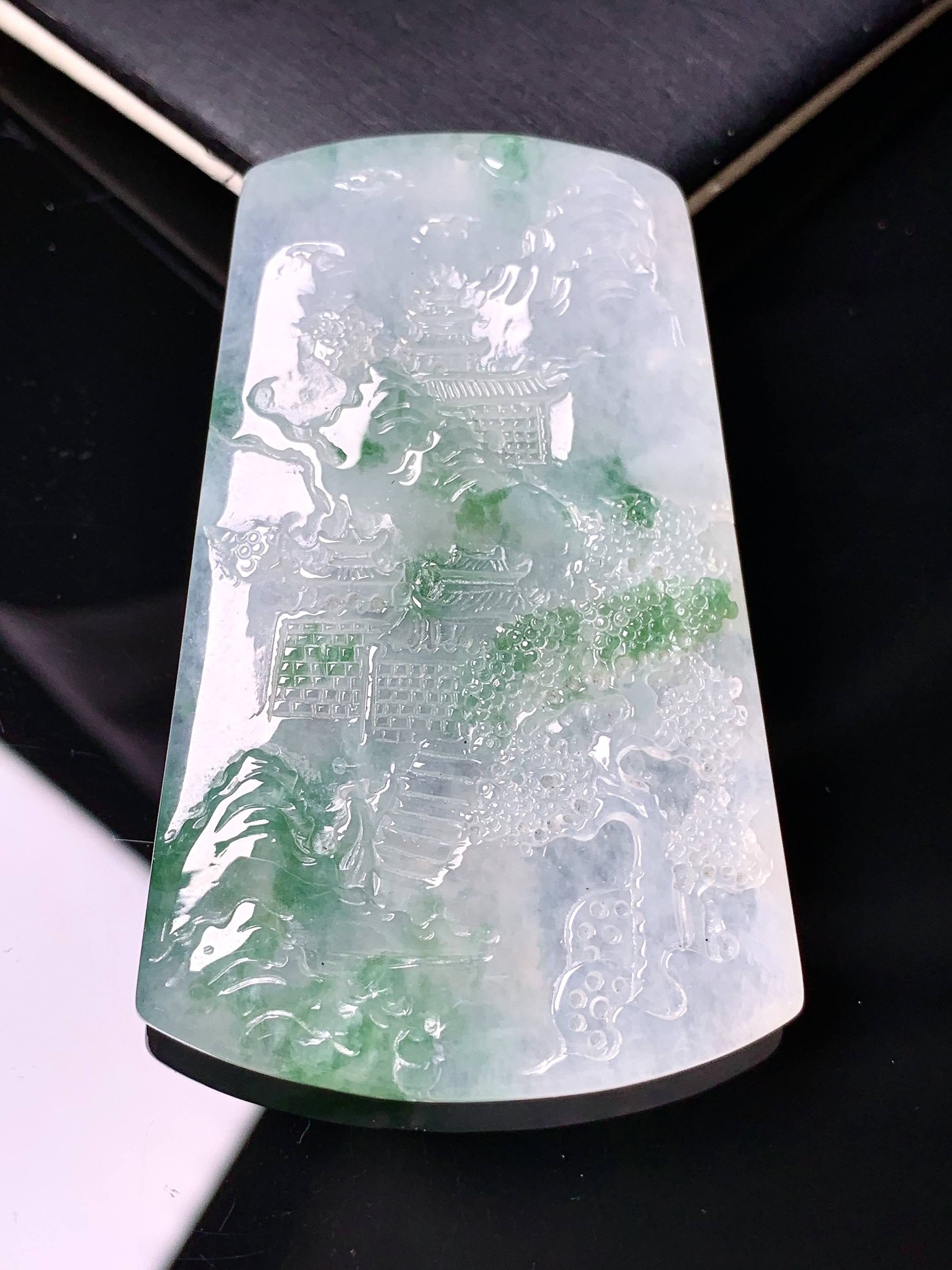 冰飘绿山水牌子吊坠 玉质细腻 色泽艳丽清新 水润亮眼 整体尺寸58.5*36.5*5.2h3