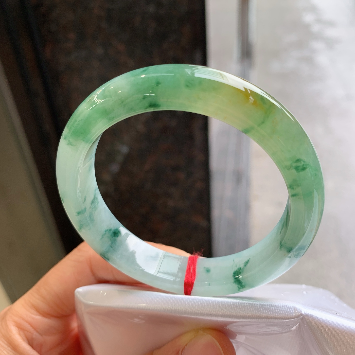 正圈黄翡飘花，有纹，尺寸：57.1/12.2/8.8，特色料子