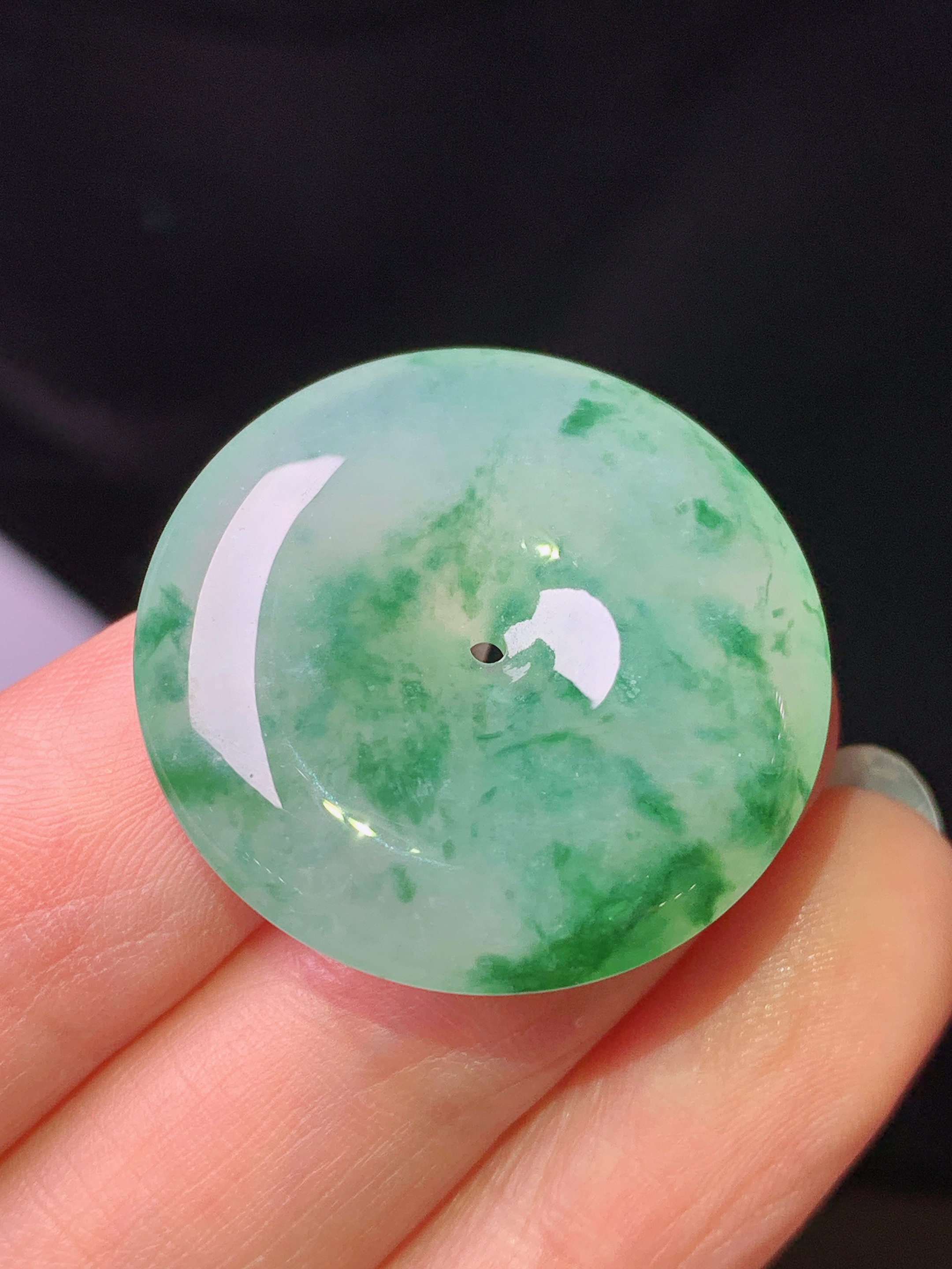 冰飘绿吊坠 玉质细腻 色泽艳丽清新 水润亮眼 整体尺寸27.6*6x1