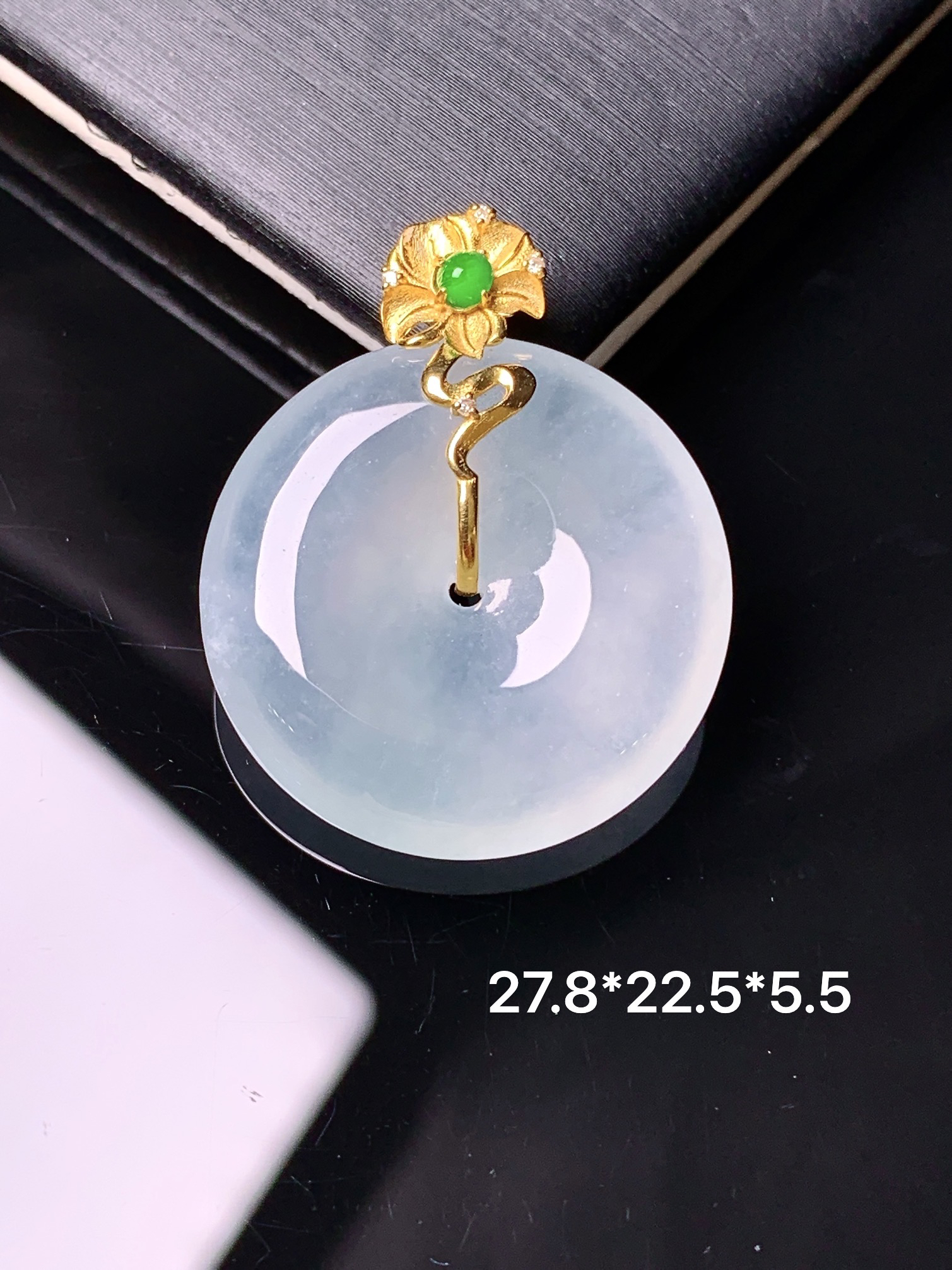 18k金镶嵌冰种平安扣吊坠 玉质细腻 色泽艳丽清新 水润亮眼 整体尺寸27.8*22.5*5.5e1