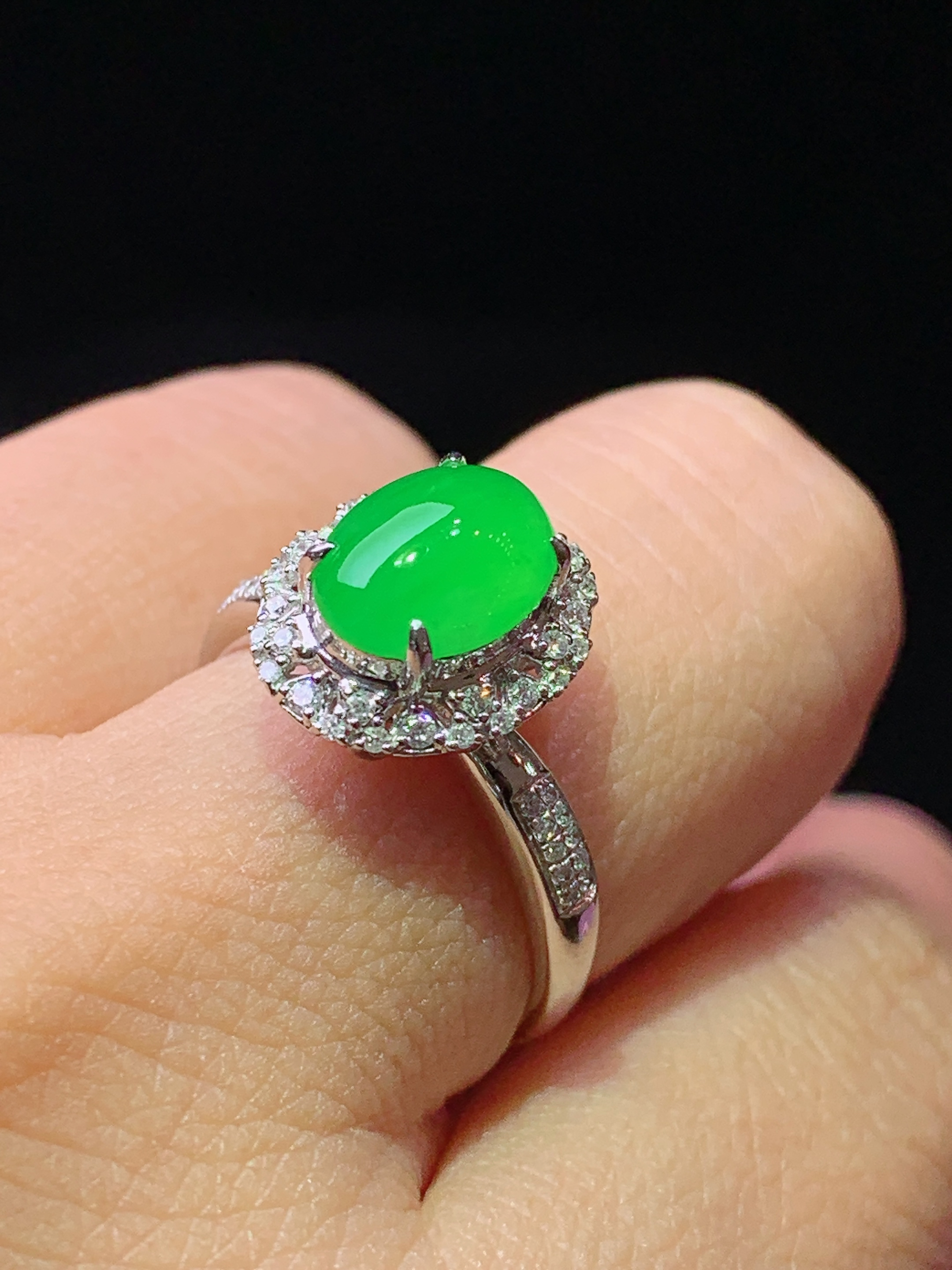 18k金钻镶嵌冰阳绿蛋面戒指 玉质细腻 色泽艳丽清新 水润亮眼 圈口14 整体尺寸12.8*11*9.7L2