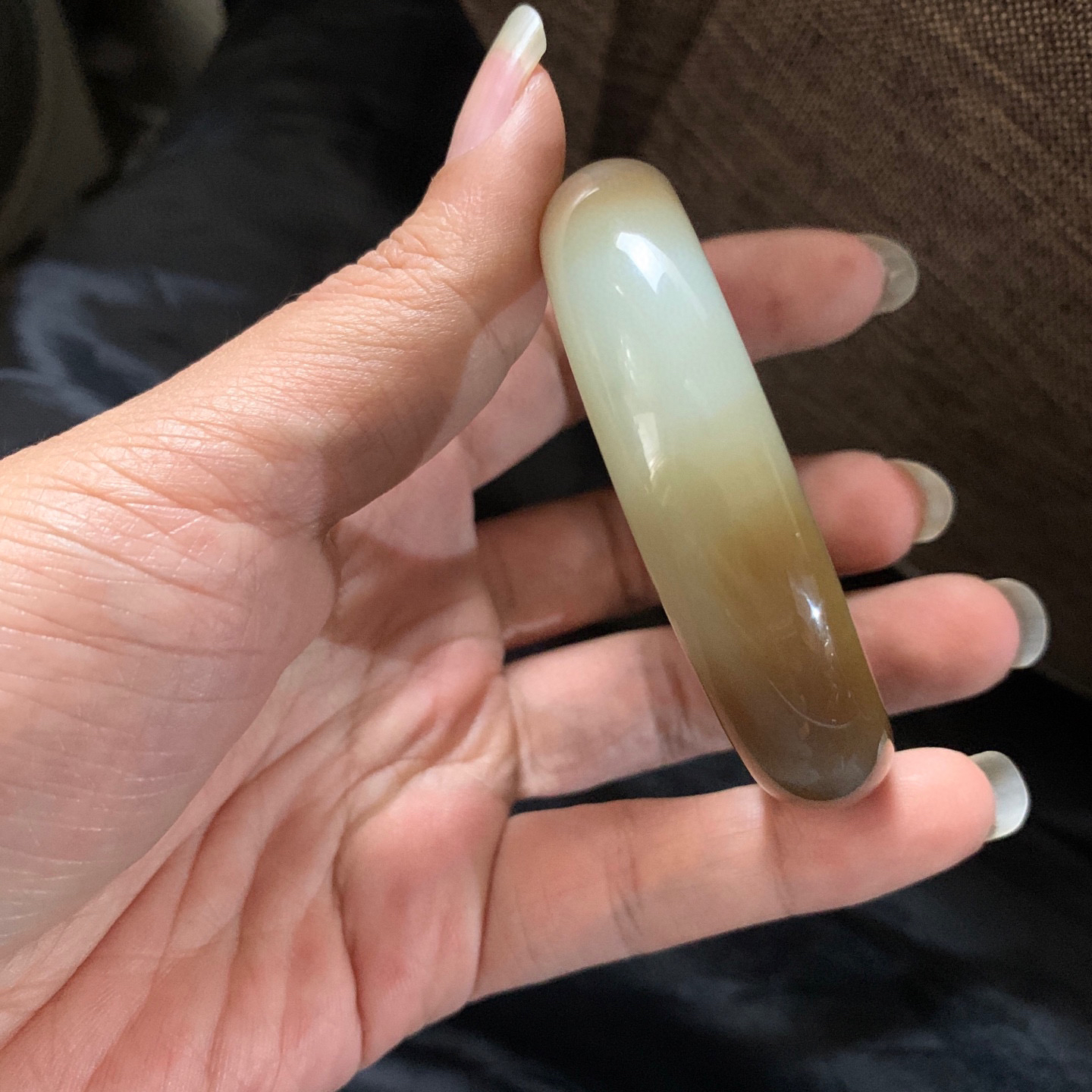 55圈口和田玉且末糖料宽版手镯，和田玉55圈口手镯，镯型古朴典雅。在诗情画意的雨巷相遇，你是我腕间的