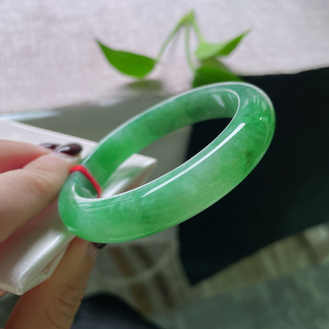 55/11.6/8.4绿底正圈，水头好，一镯碧色，清透入心。经典传承之美，无裂，ss51696a