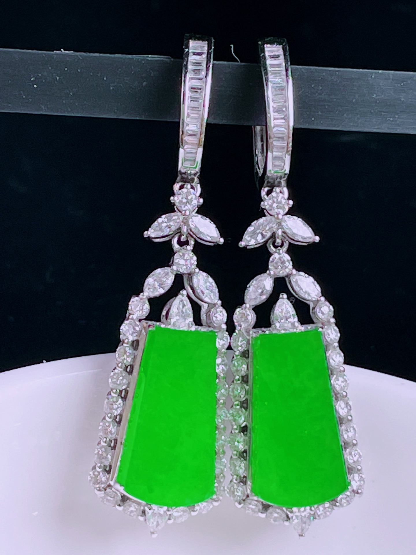 ️冰绿耳坠，老种起光，细底通透，尺寸：42/11.8/8.2，14.8/8.5mm0424