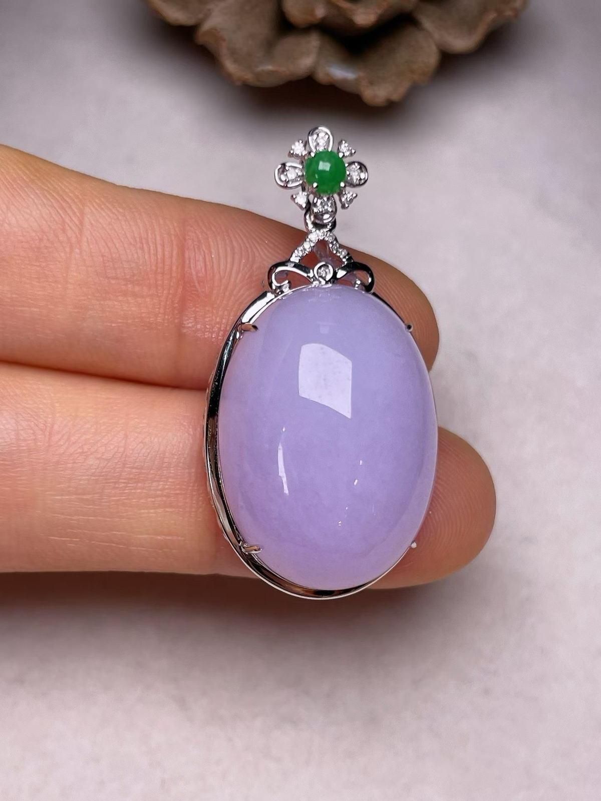 冰糯种紫罗兰鸽子蛋吊坠，真金真钻镶嵌，种水好，玉质细腻 .裸石尺寸 22.5*16.2