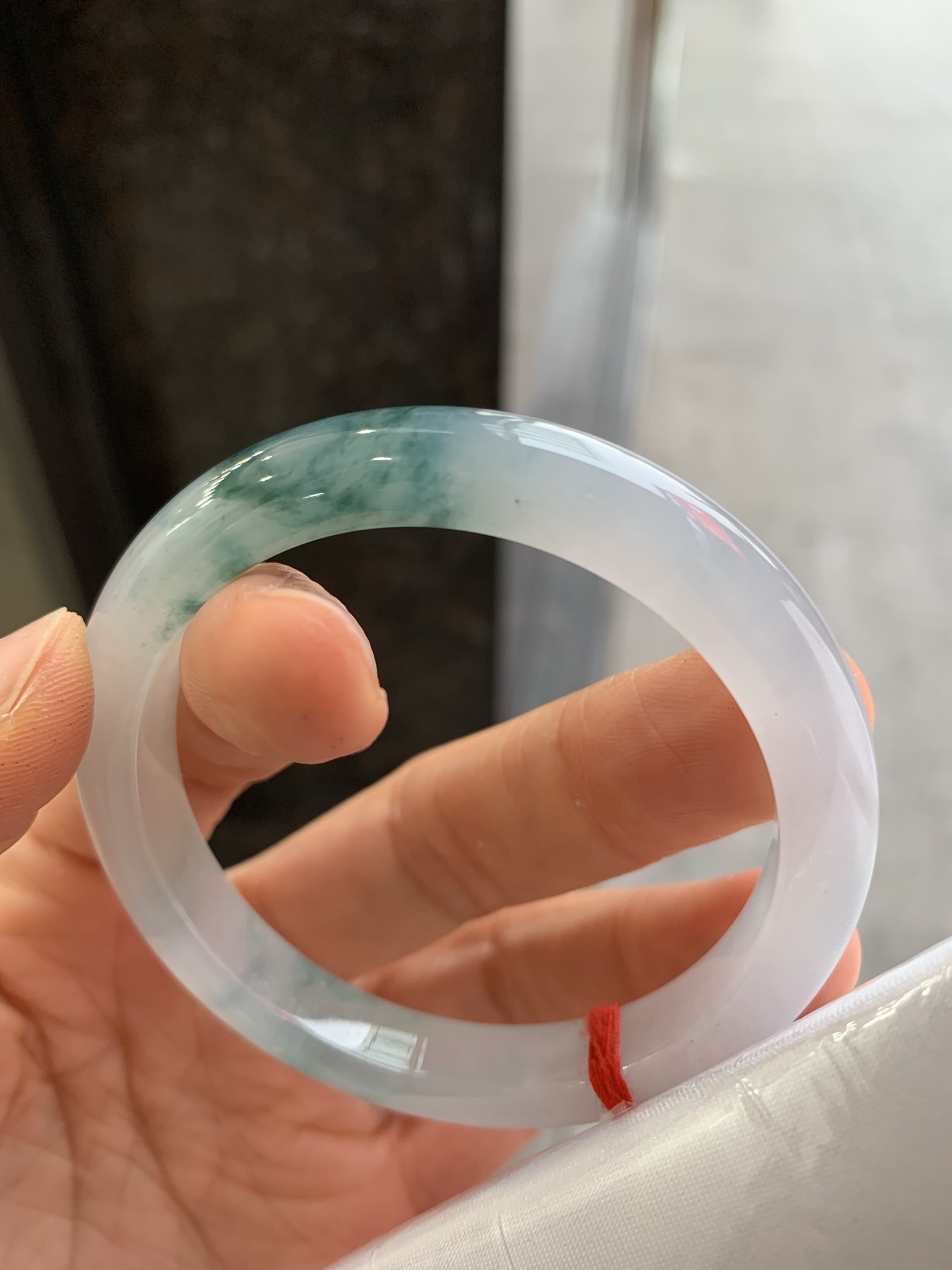 正圈冰种飘花，无裂，尺寸：52.3/8.8/7.8，冰润