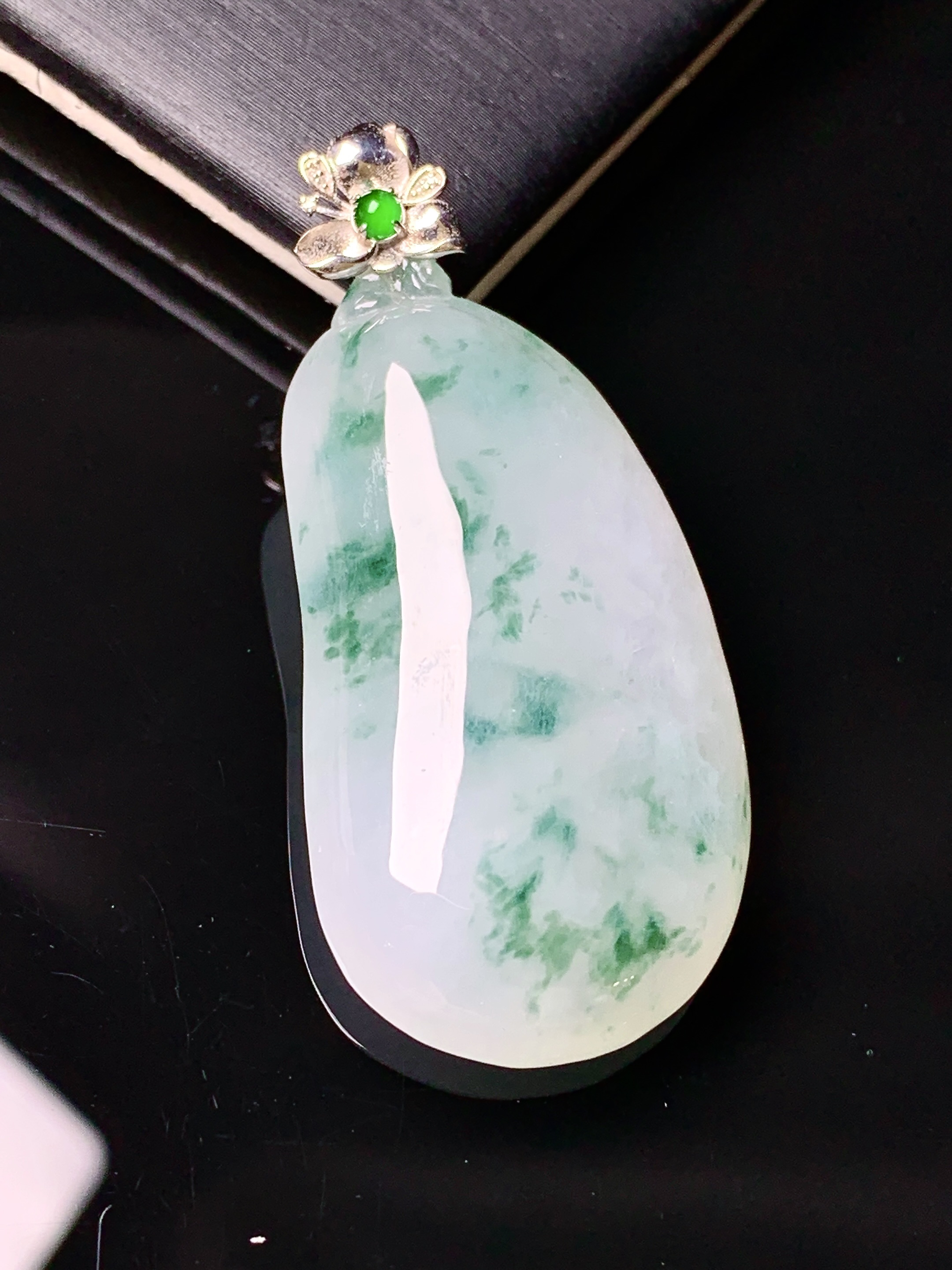 18k金镶嵌冰飘绿花福瓜吊坠 玉质细腻 色泽艳丽清新 水润亮眼 整体尺寸43*19.6*7.5e1