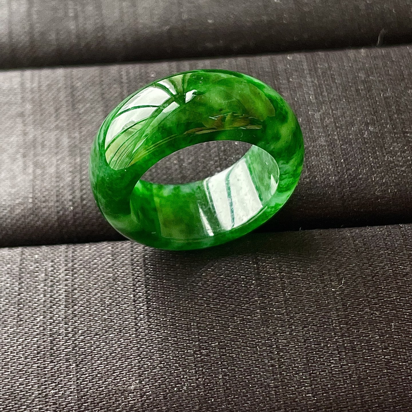 ️冰辣绿指环，色辣，水润，饱满，无裂，裸石尺寸9/4/17.2，圈口15，编码0423好数字