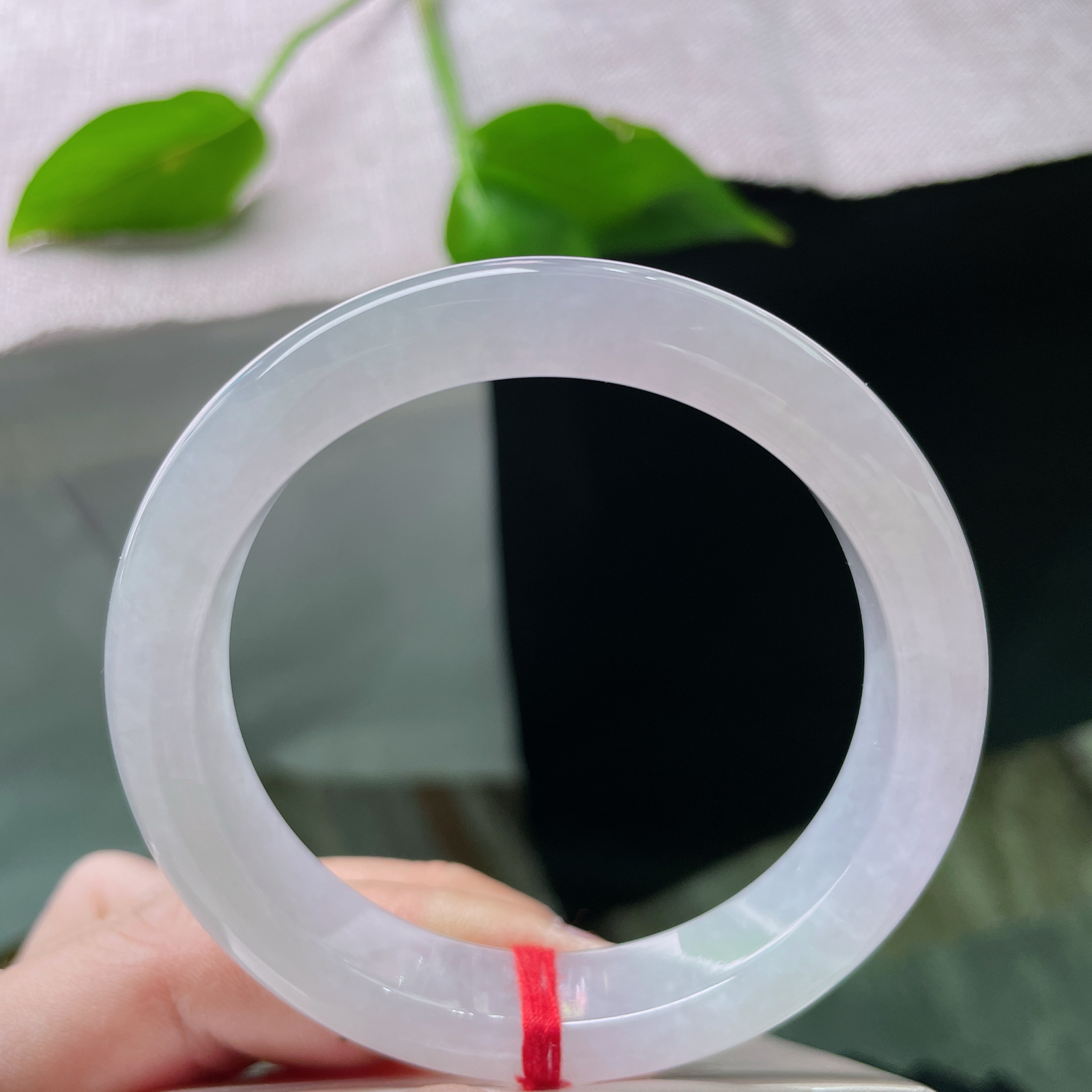 54.8/12.1/8.3，冰紫正圈，种老，色泽柔润通透，佩戴更添温婉韵味。皮纹，ss48793a..