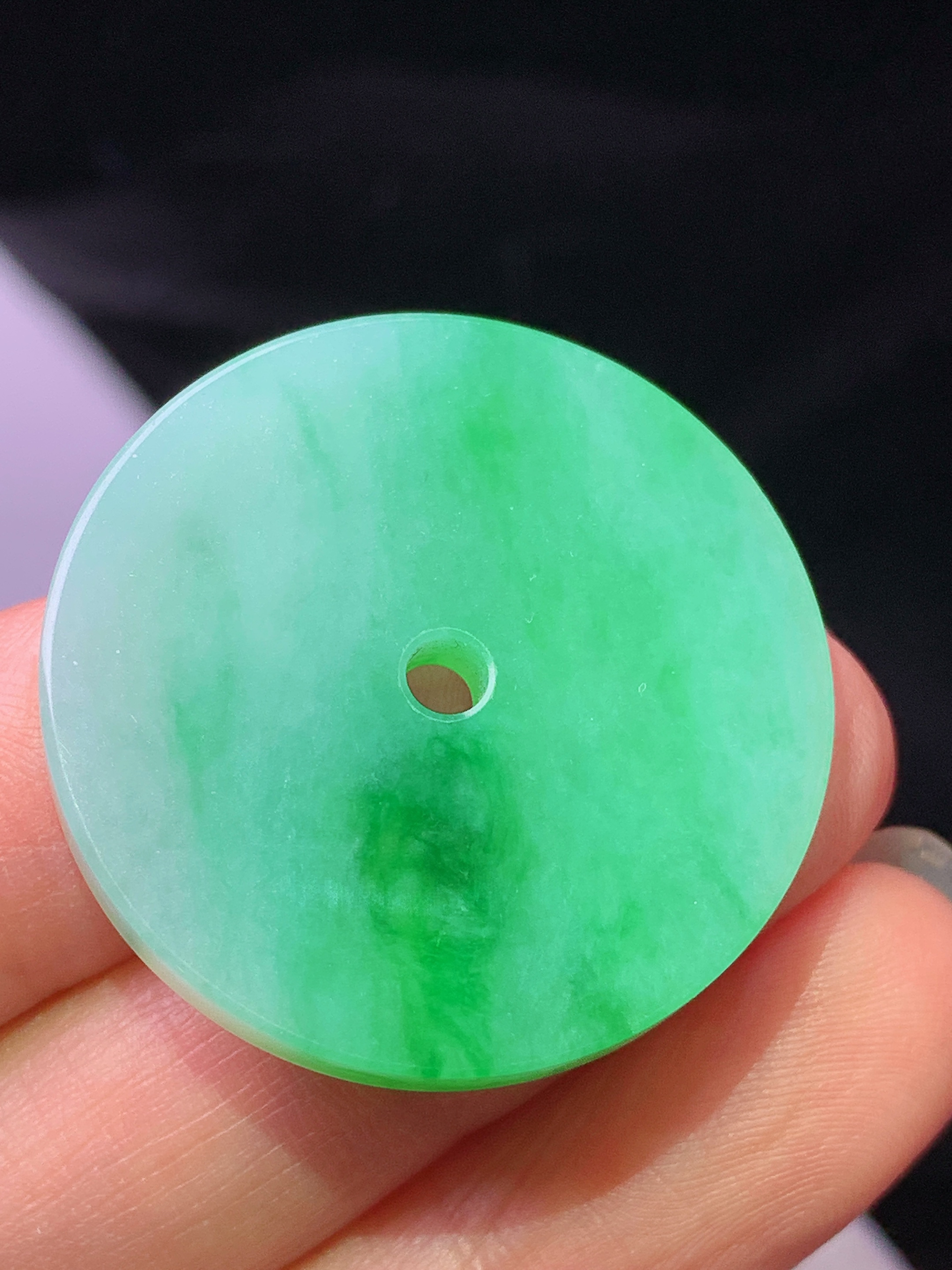 飘阳绿圆牌吊坠 玉质细腻 色泽艳丽清新 水润亮眼 整体尺寸29.8*29.8*3.6m2