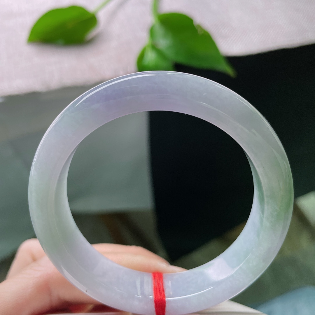 54/12.9/8.2，春带彩正圈，水润，紫为云，绿为芽，一镯藏尽人间春色。一点皮纹不显，ss51947a