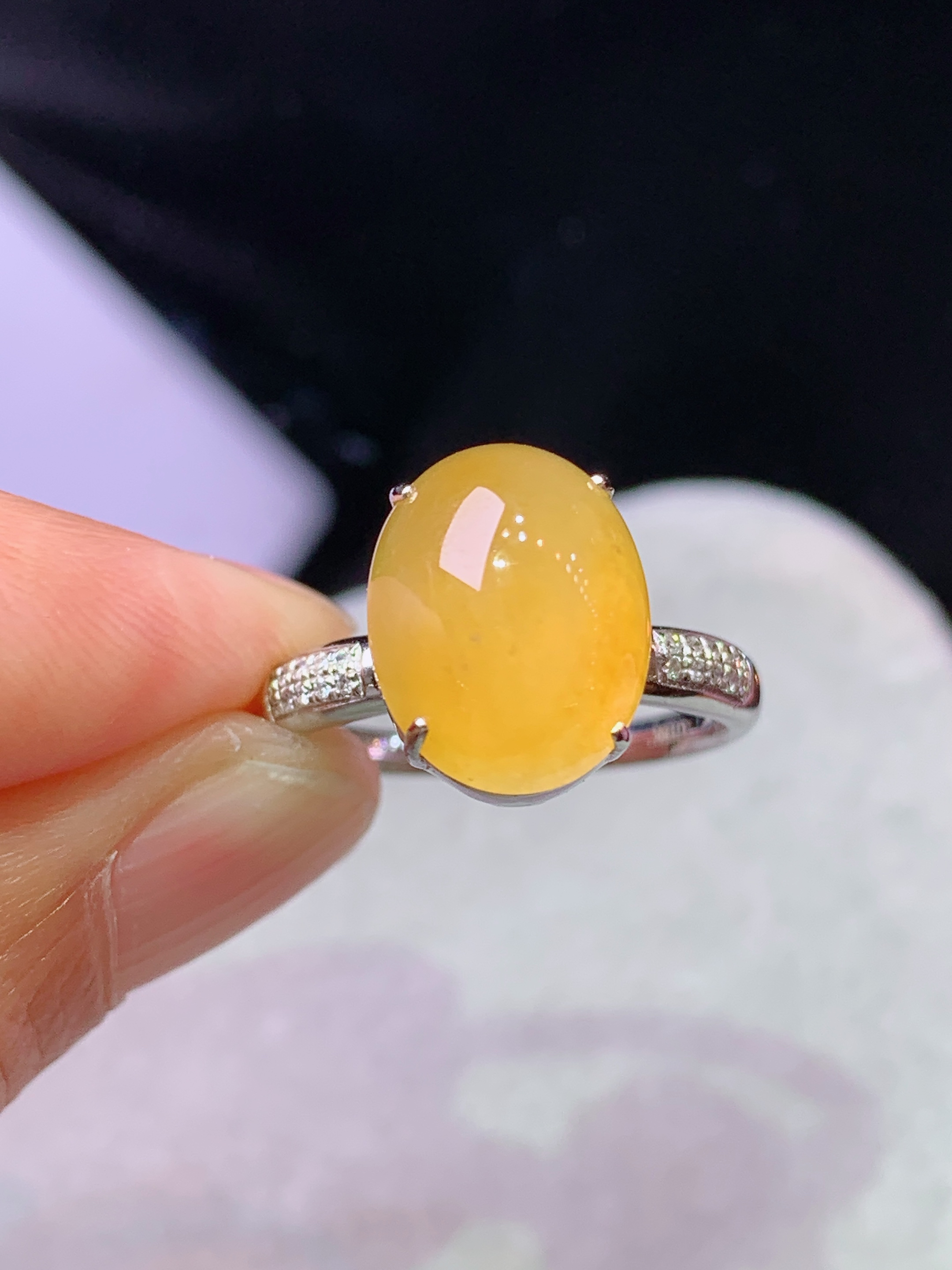 18k金钻镶嵌冰黄翡蛋面戒指 玉质细腻 色泽艳丽清新 水润亮眼 圈口12.5 裸石尺寸12.2*9.