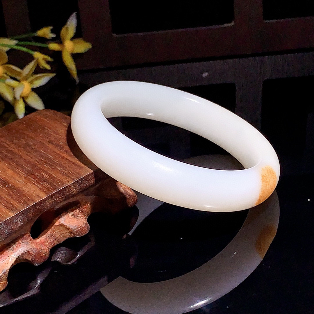 和田玉58圈羊脂白宽条手镯！58圈口枣红皮，玉质细腻油润 底色纯净 无裂无杂 脂粉好，品质高。